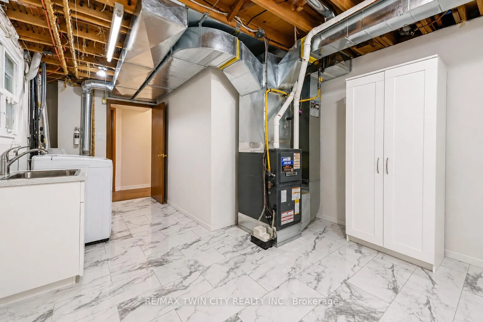 Photo 32 of 402 Lakeview Drive, Waterloo, Lakeshore Village — HOMEH