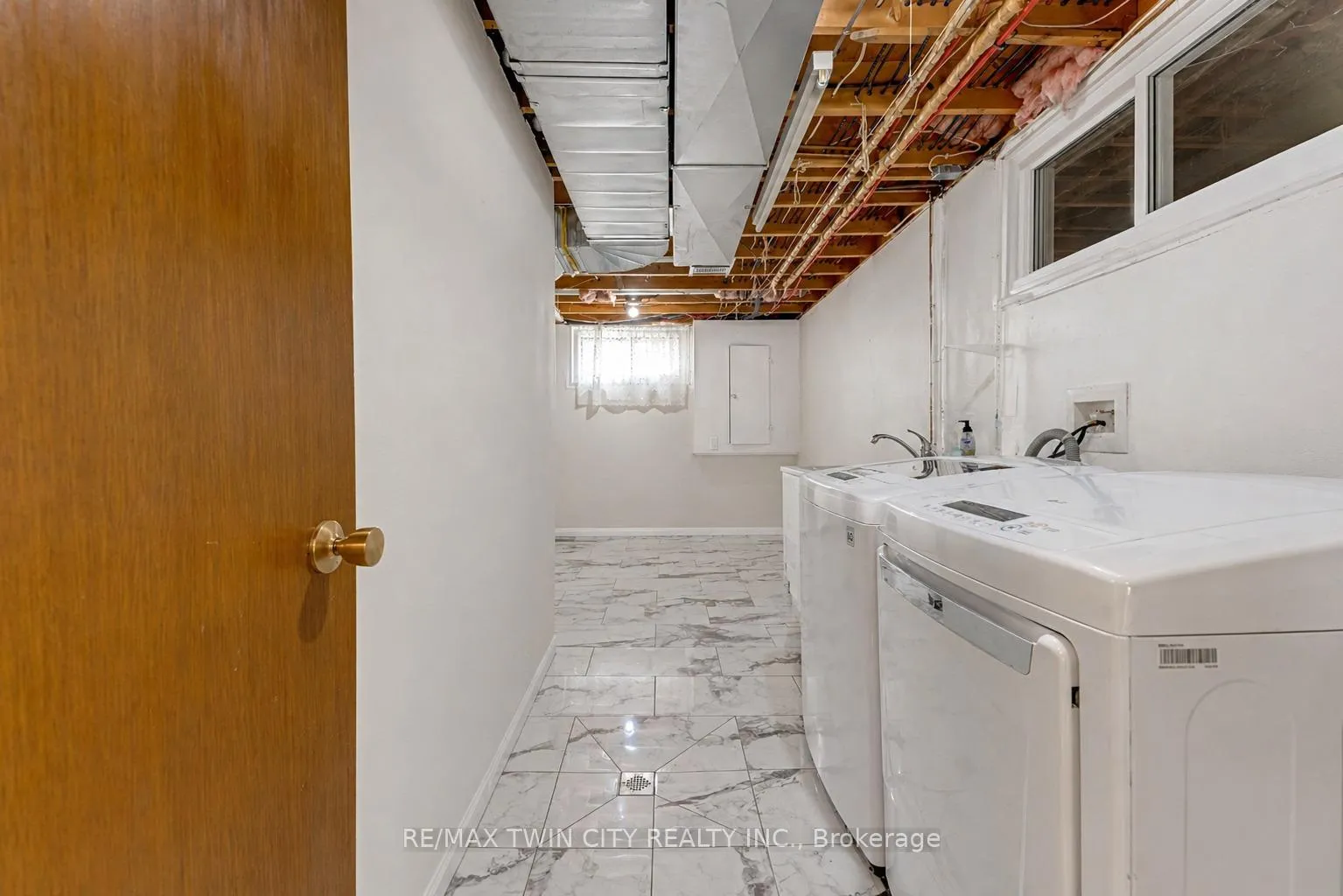 Photo 33 of 402 Lakeview Drive, Waterloo, Lakeshore Village — HOMEH