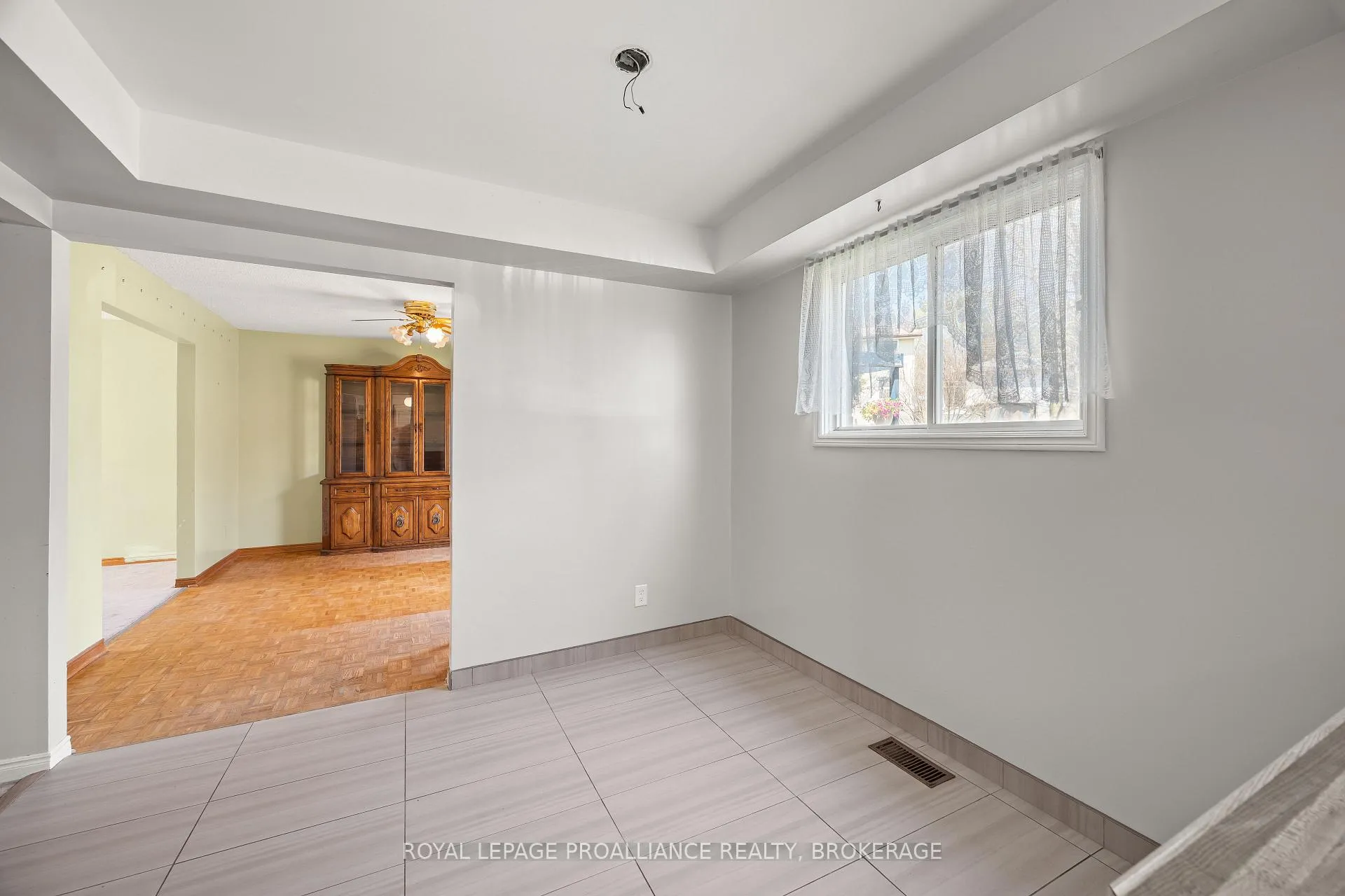 Photo 3 of 139 Dauphin Avenue, Kingston, Rideau — HOMEH