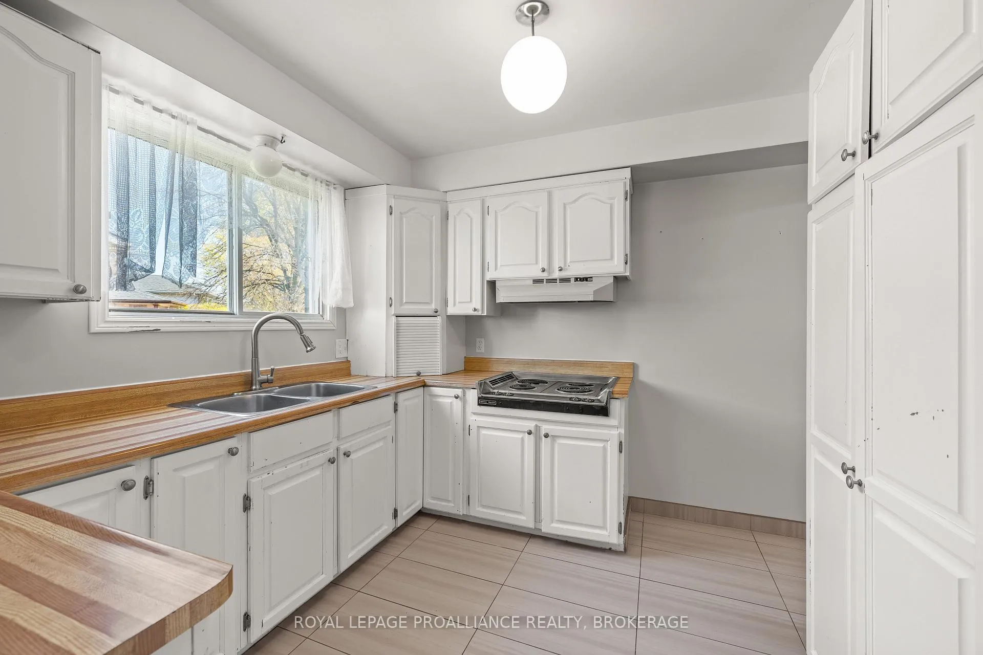 Photo 4 of 139 Dauphin Avenue, Kingston, Rideau — HOMEH