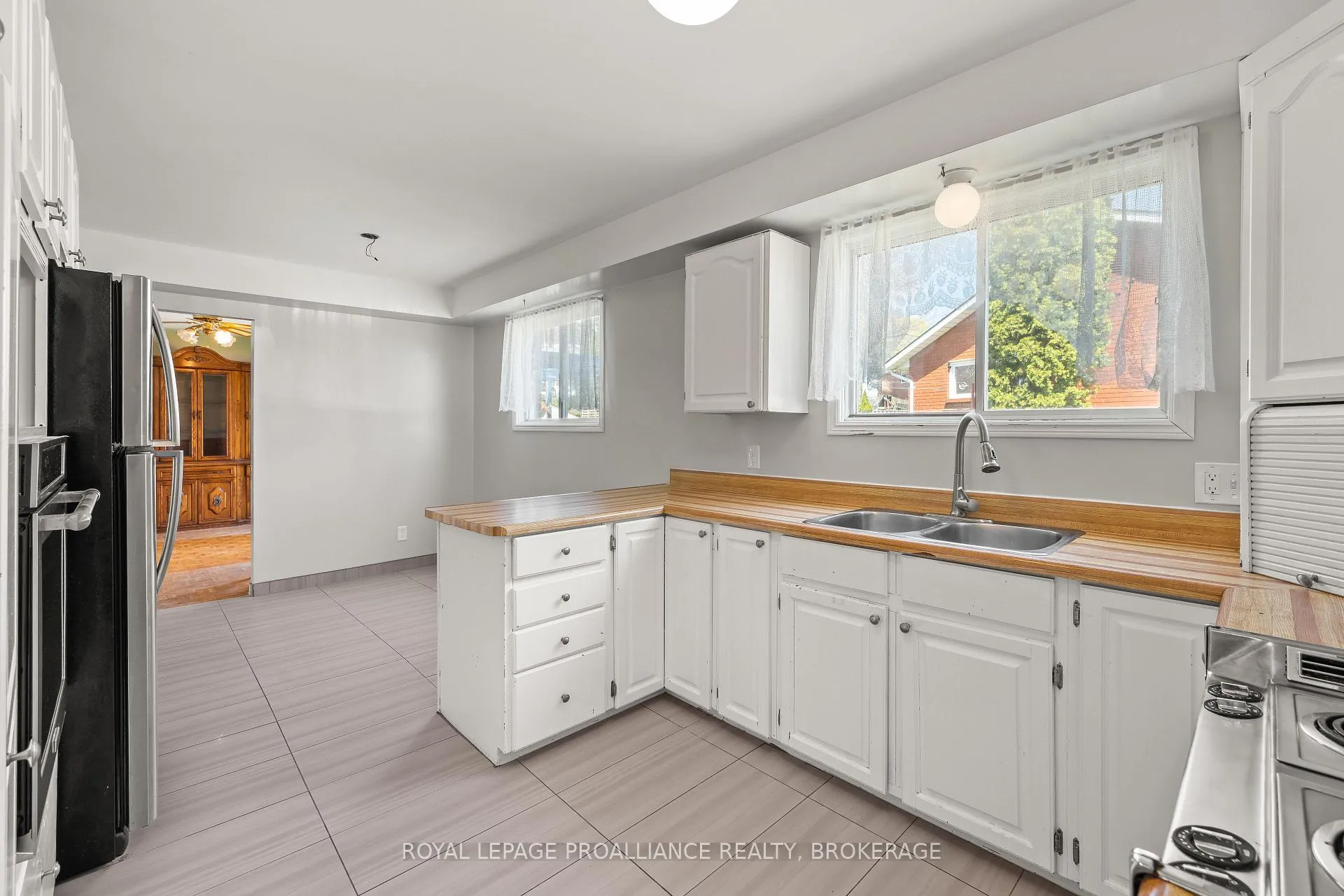 Photo 6 of 139 Dauphin Avenue, Kingston, Rideau — HOMEH