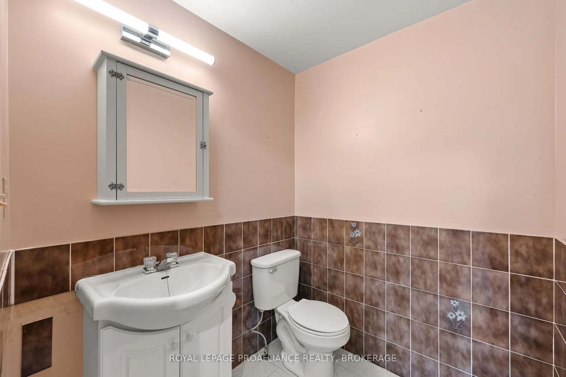 Photo 8 of 139 Dauphin Avenue, Kingston, Rideau — HOMEH