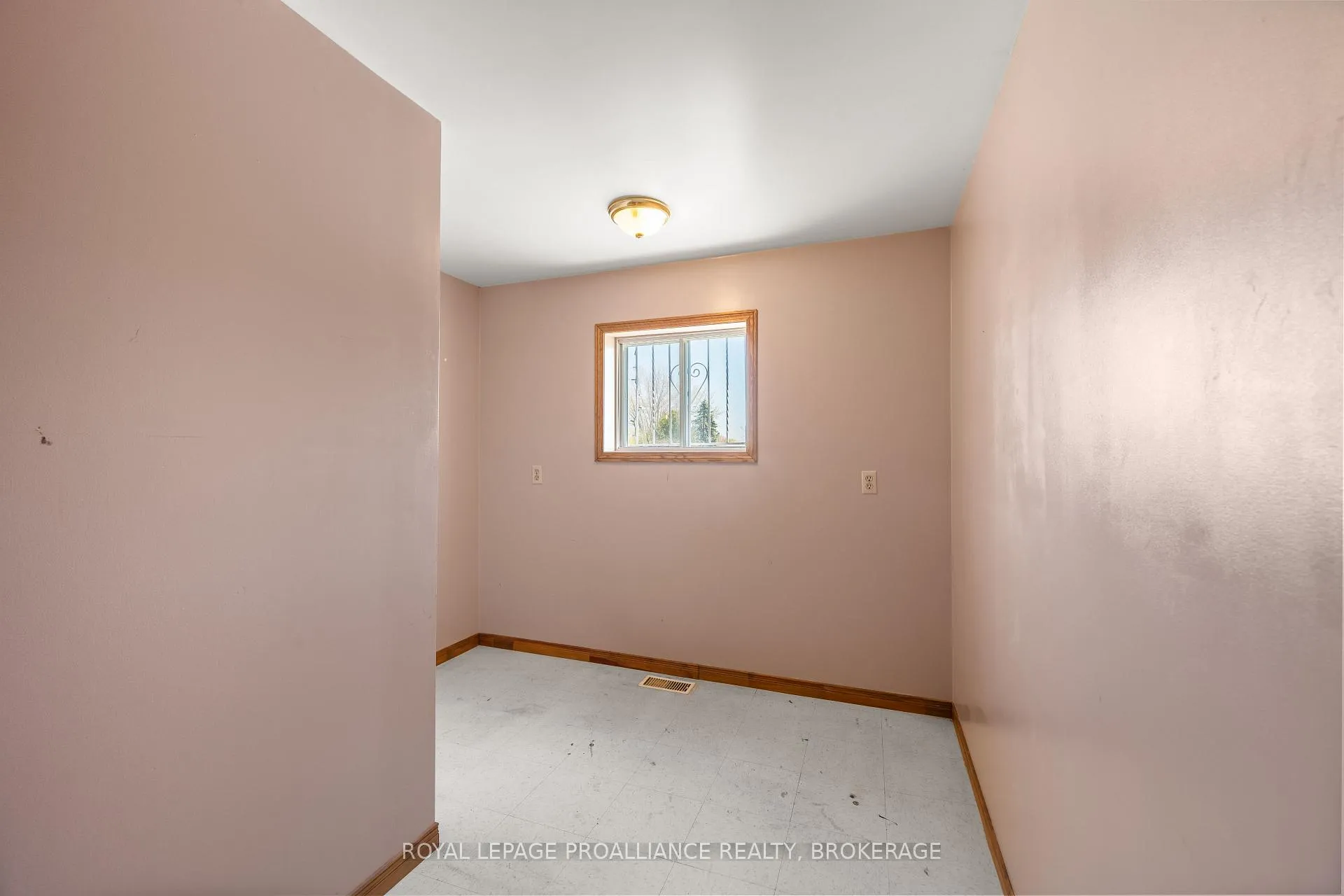 Photo 9 of 139 Dauphin Avenue, Kingston, Rideau — HOMEH