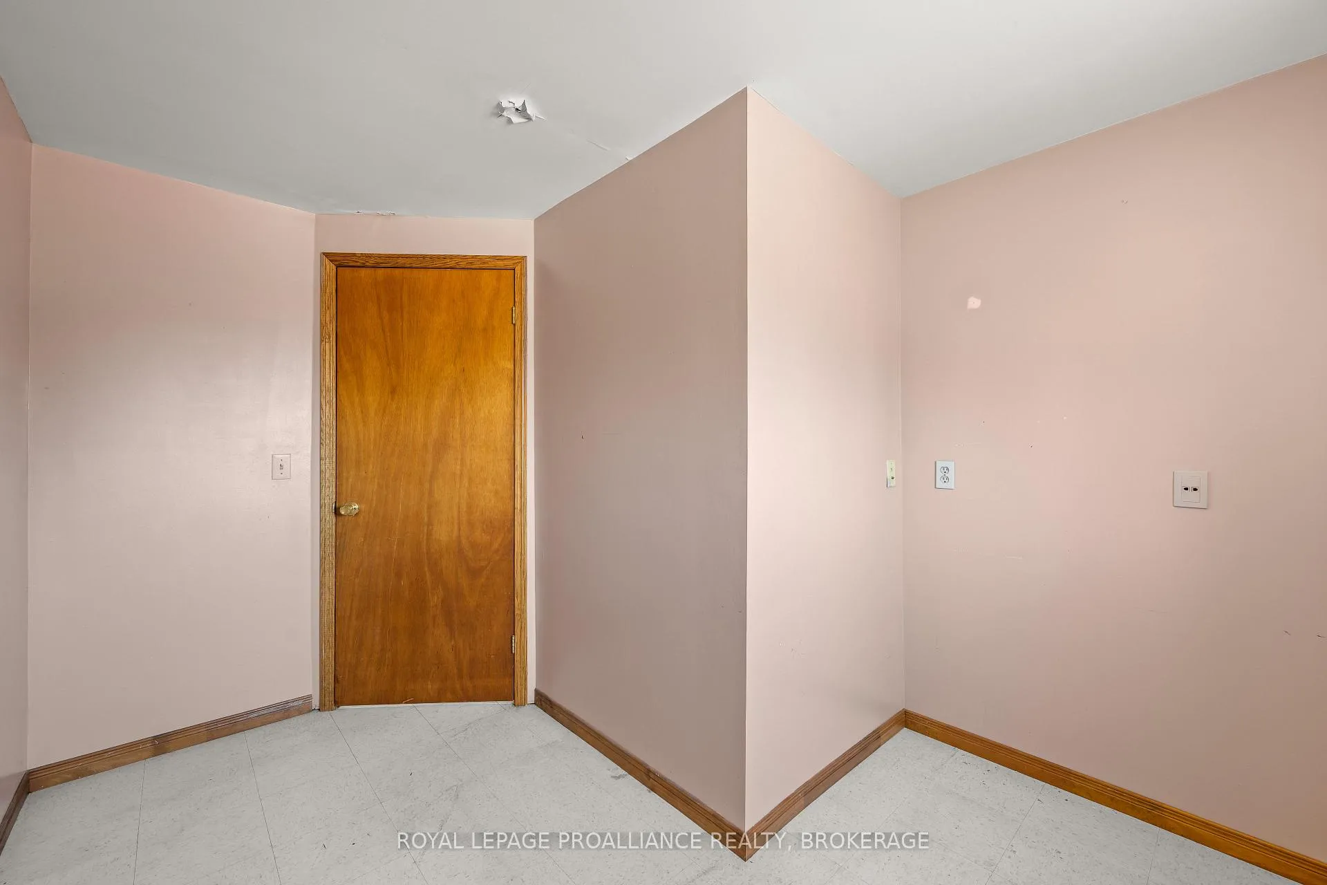 Photo 10 of 139 Dauphin Avenue, Kingston, Rideau — HOMEH