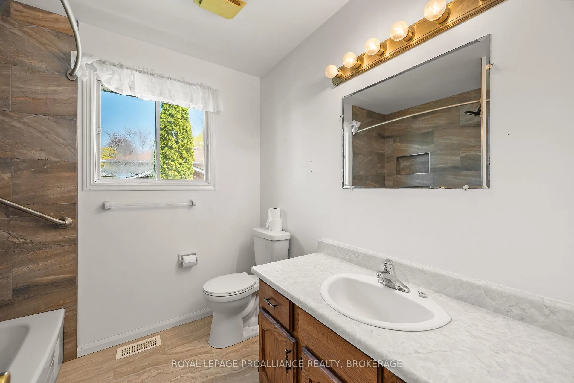 Photo 16 of 139 Dauphin Avenue, Kingston, Rideau — HOMEH