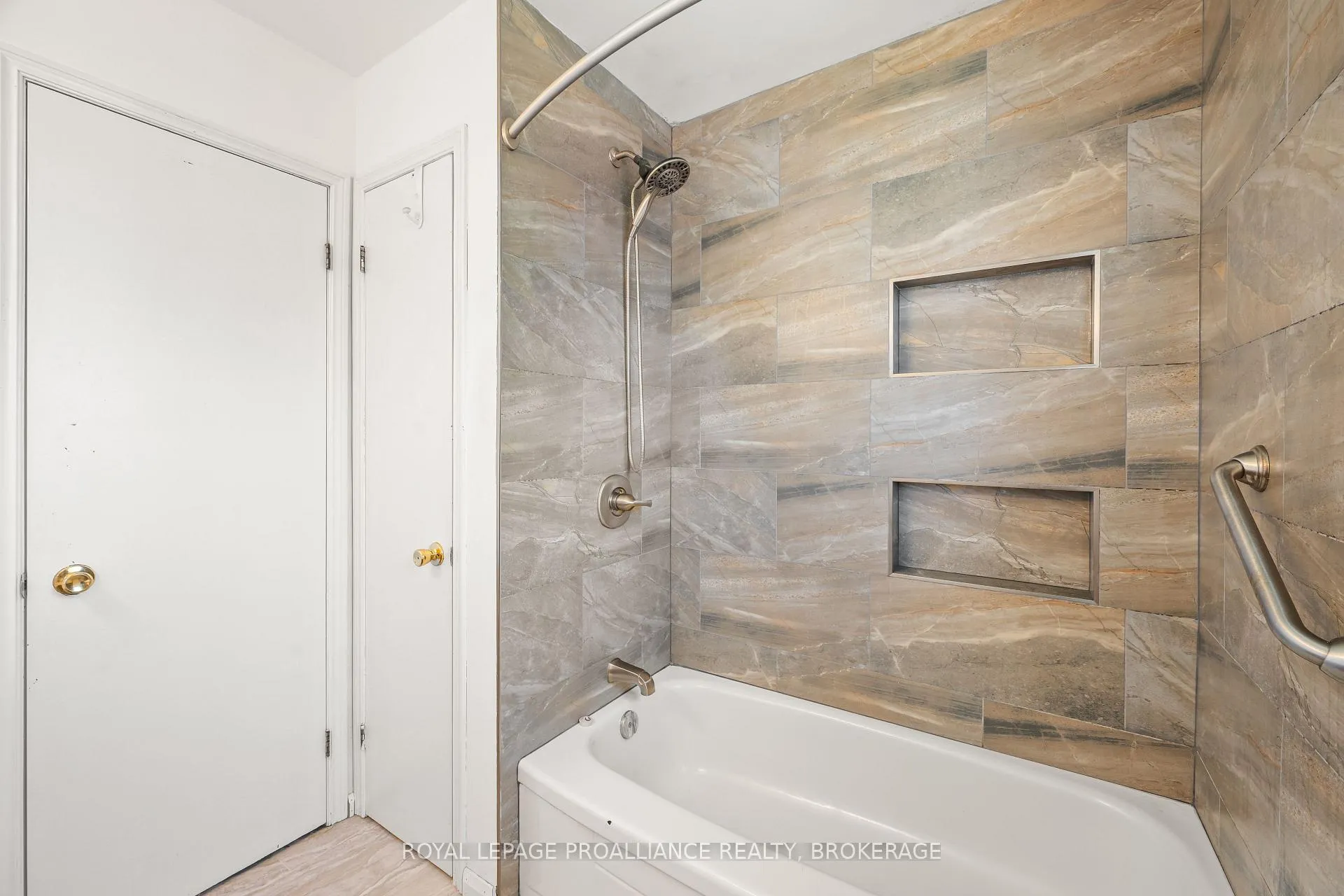Photo 17 of 139 Dauphin Avenue, Kingston, Rideau — HOMEH