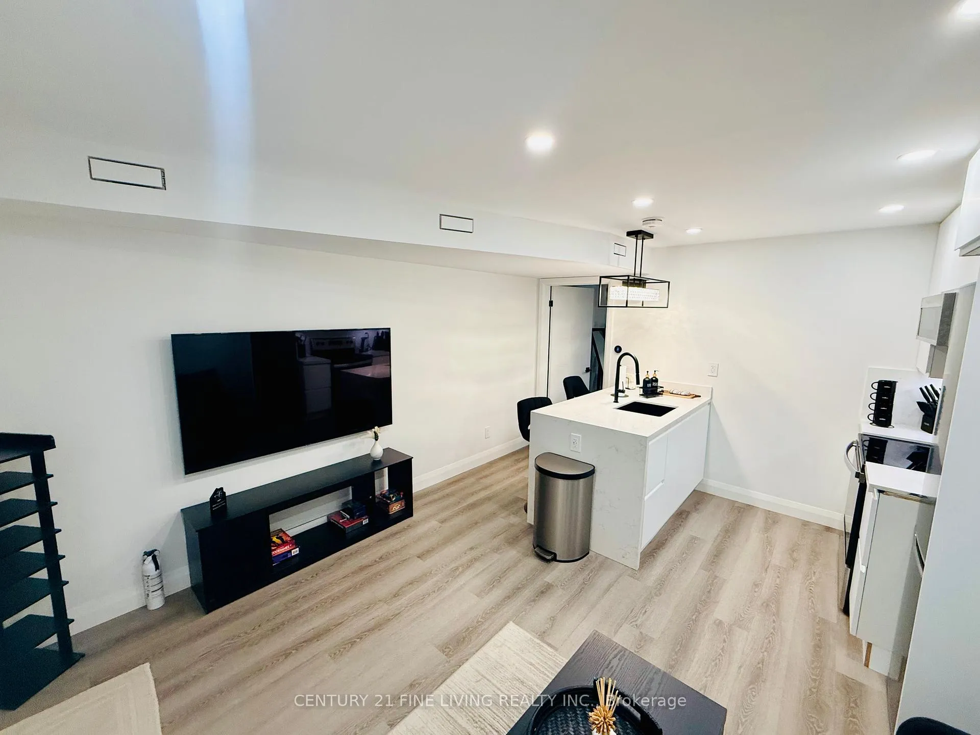 Photo 4 of 402 Mcroberts Avenue, Toronto, Caledonia-Fairbank — HOMEH