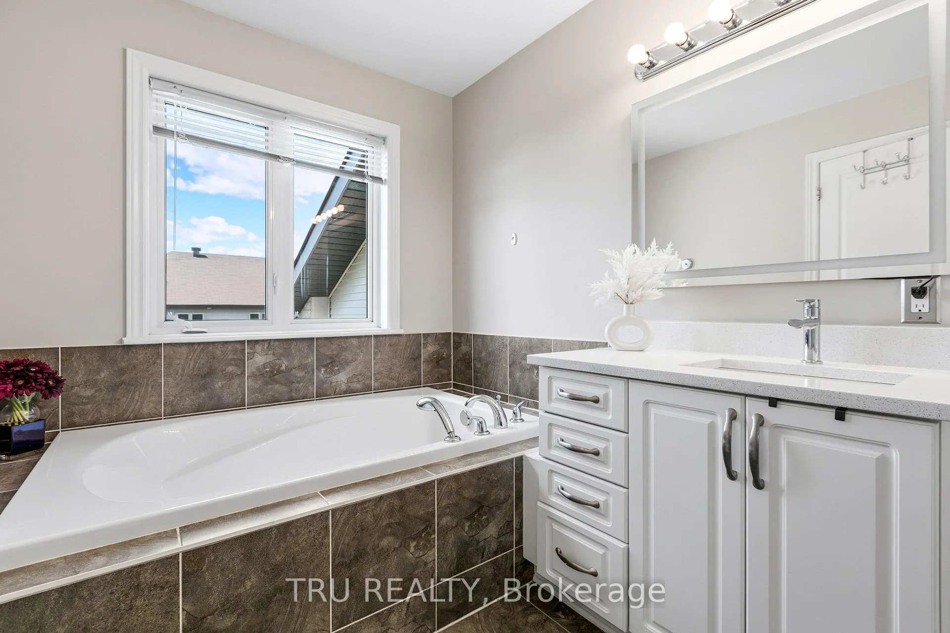Photo 32 of 1019 Ottenbrite Crescent, Ottawa, Kanata - Kanata Lakes/Heritage Hills — HOMEH