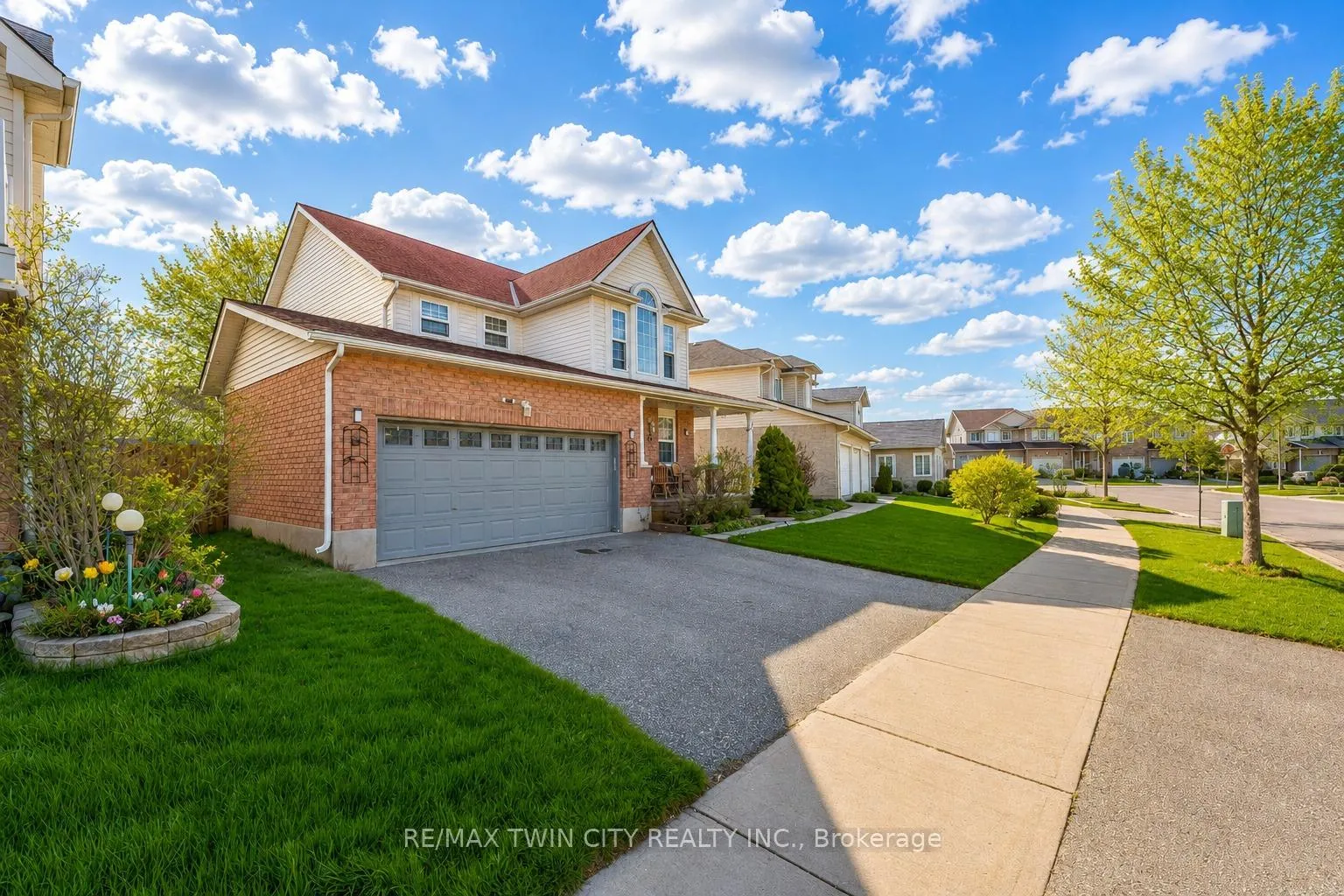 Photo 2 of 15 Copper Leaf Street, Kitchener, Larentian West — HOMEH