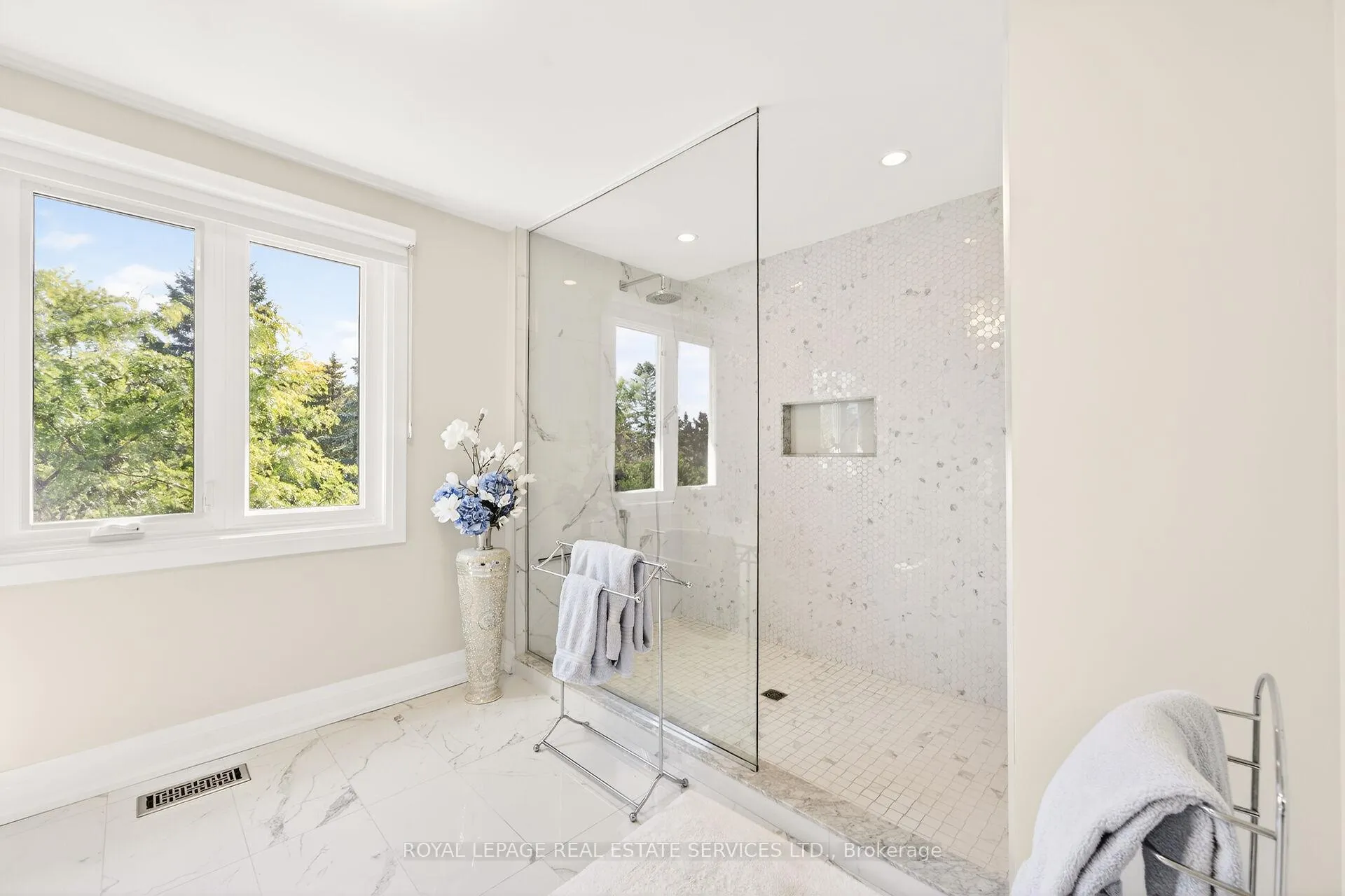 Photo 12 of 1990 Fieldgate Drive, Burlington, Tyandaga — HOMEH