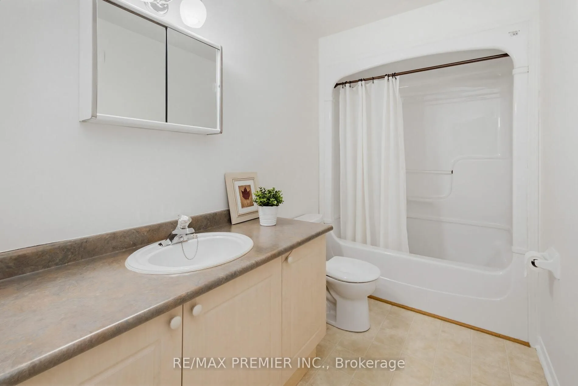 Photo 20 of 4 D.A. Jones Avenue, New Tecumseth, Beeton — HOMEH