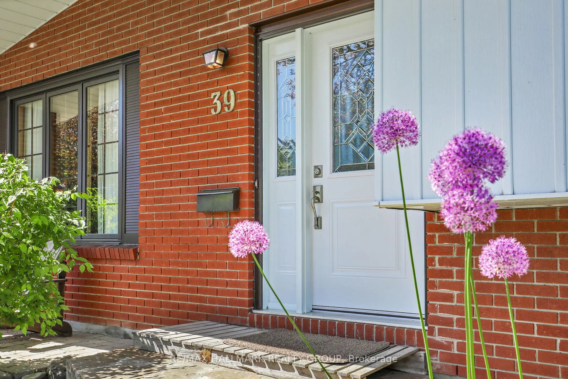 Photo 2 of 39 Biscayne Crescent, Ottawa, Borden Farm/Stewart Farm/Carleton Heights/Parkwood Hills — HOMEH