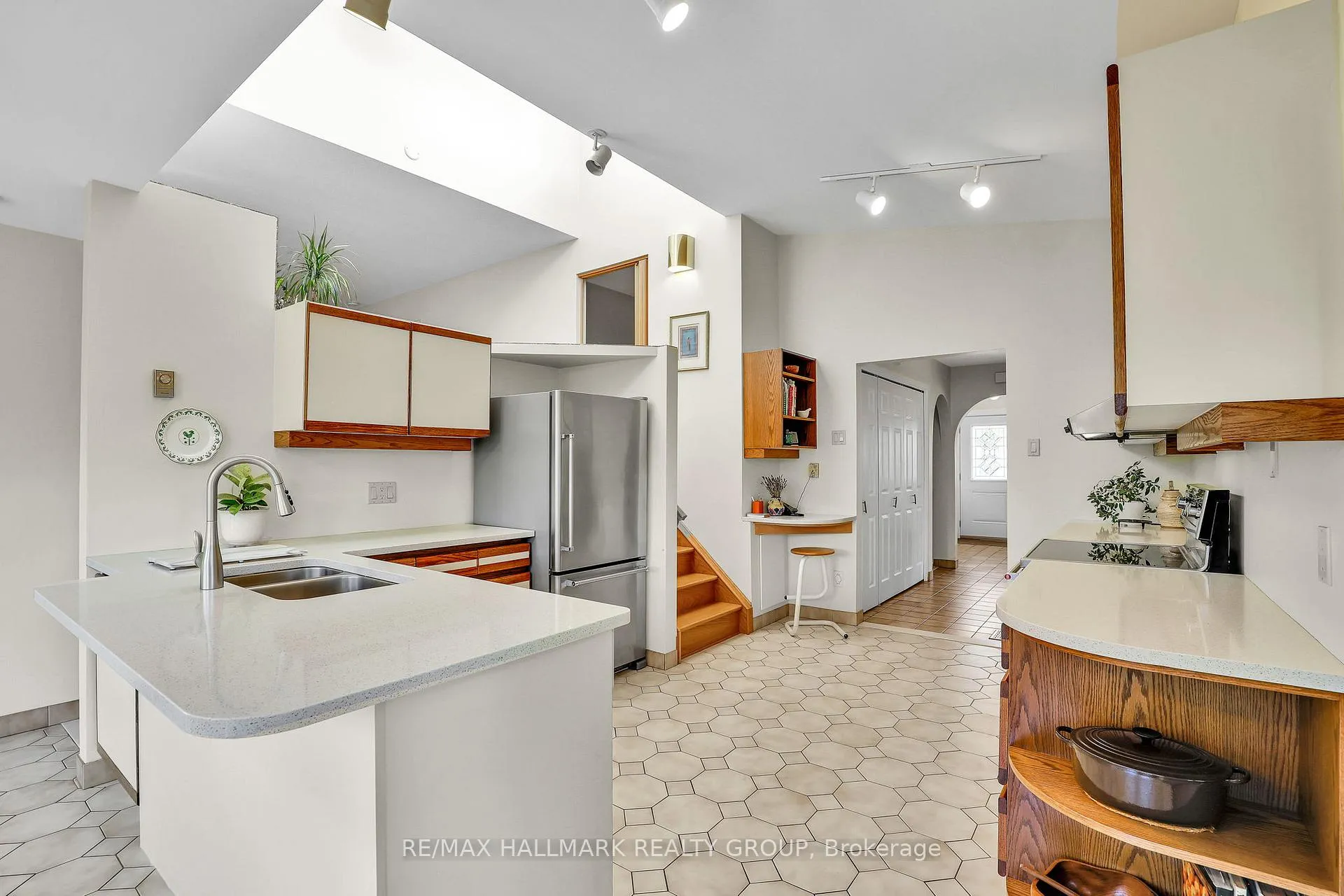 Photo 10 of 39 Biscayne Crescent, Ottawa, Borden Farm/Stewart Farm/Carleton Heights/Parkwood Hills — HOMEH