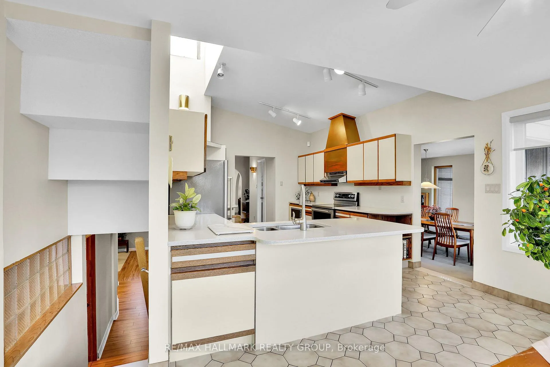 Photo 11 of 39 Biscayne Crescent, Ottawa, Borden Farm/Stewart Farm/Carleton Heights/Parkwood Hills — HOMEH