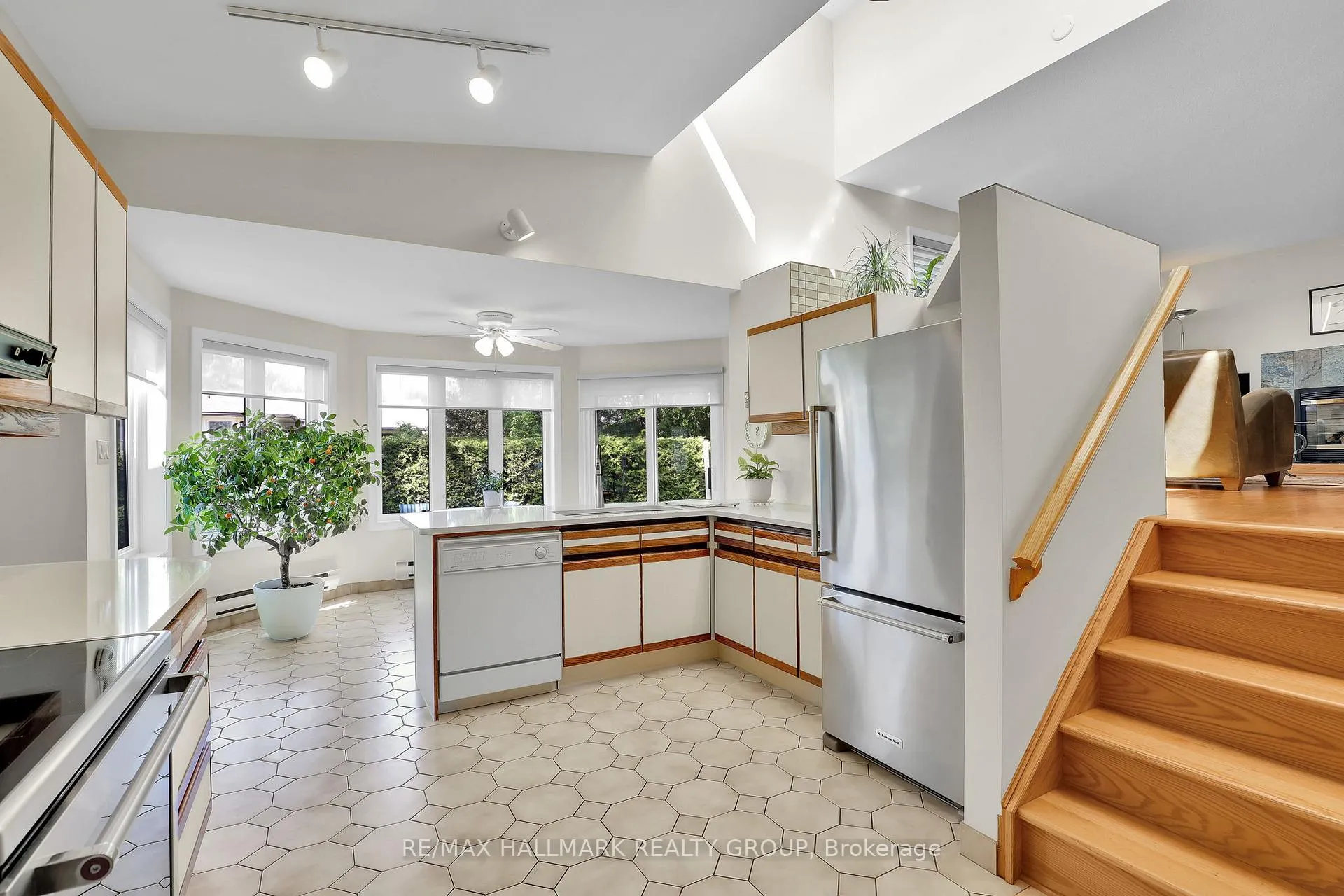 Photo 13 of 39 Biscayne Crescent, Ottawa, Borden Farm/Stewart Farm/Carleton Heights/Parkwood Hills — HOMEH