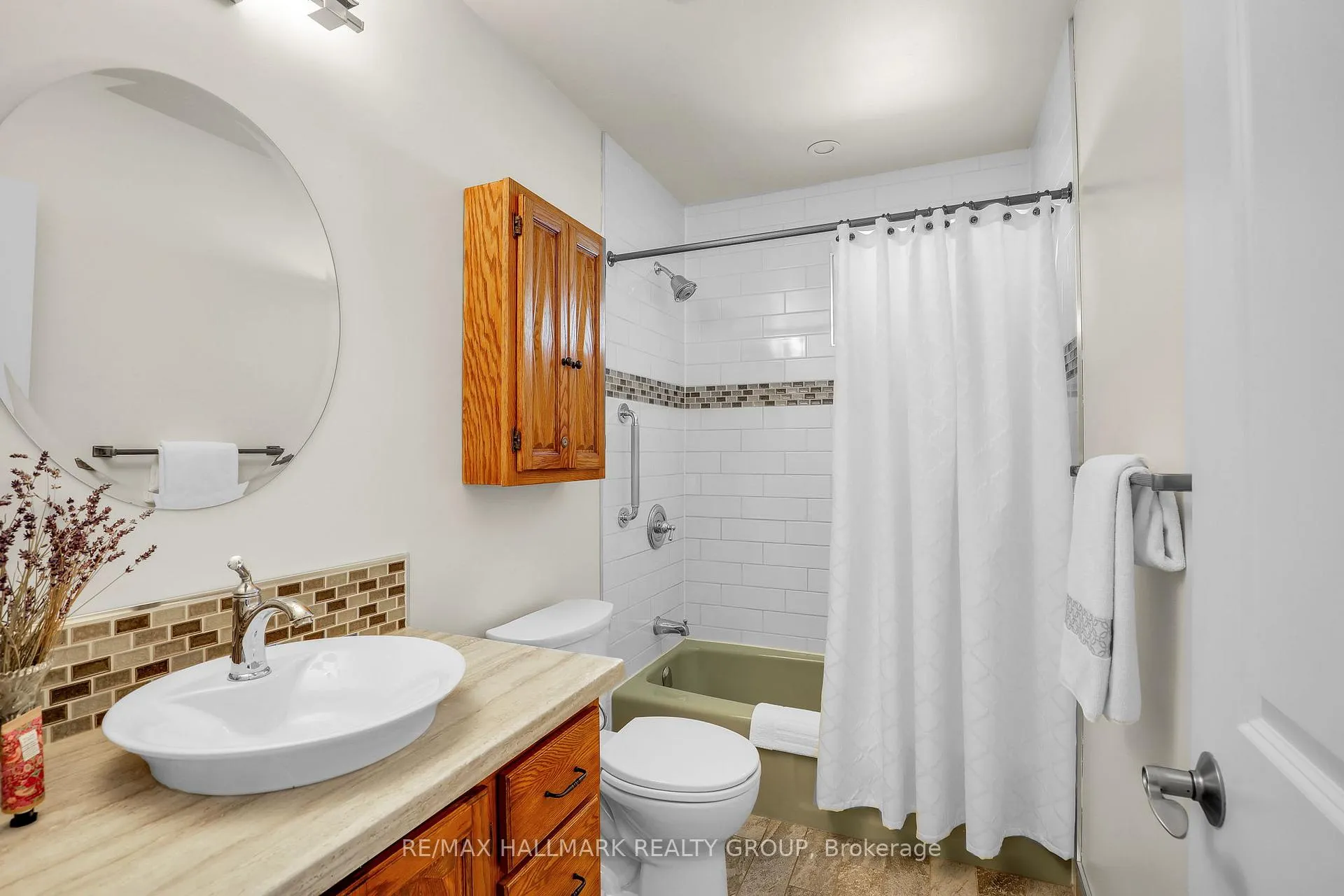 Photo 16 of 39 Biscayne Crescent, Ottawa, Borden Farm/Stewart Farm/Carleton Heights/Parkwood Hills — HOMEH