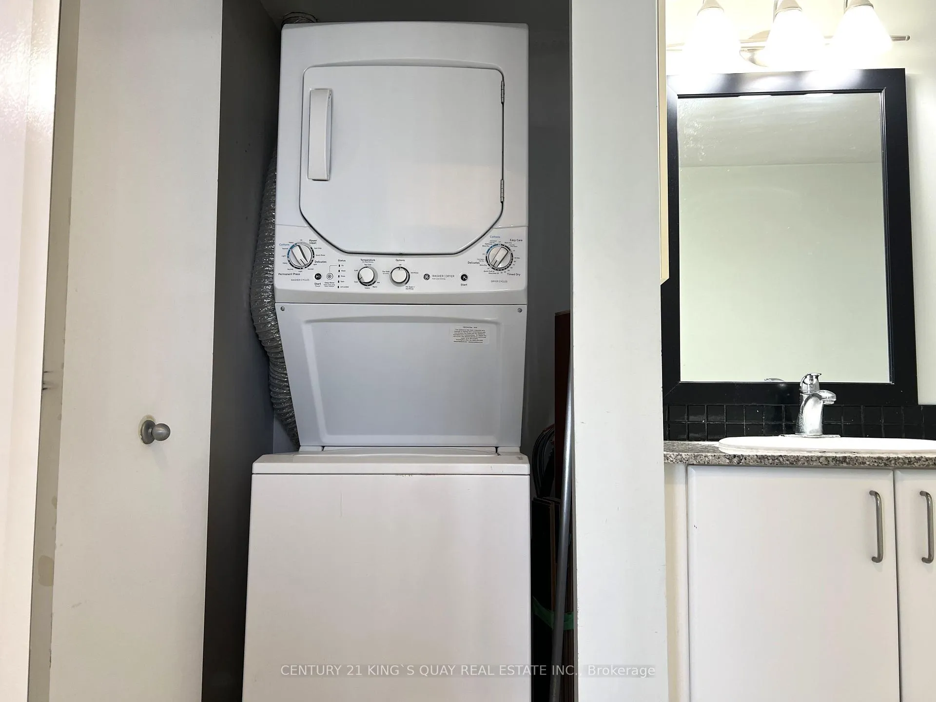 Photo 4 of Unit 2711, 33 Sheppard Avenue E, North York, Willowdale East — HOMEH