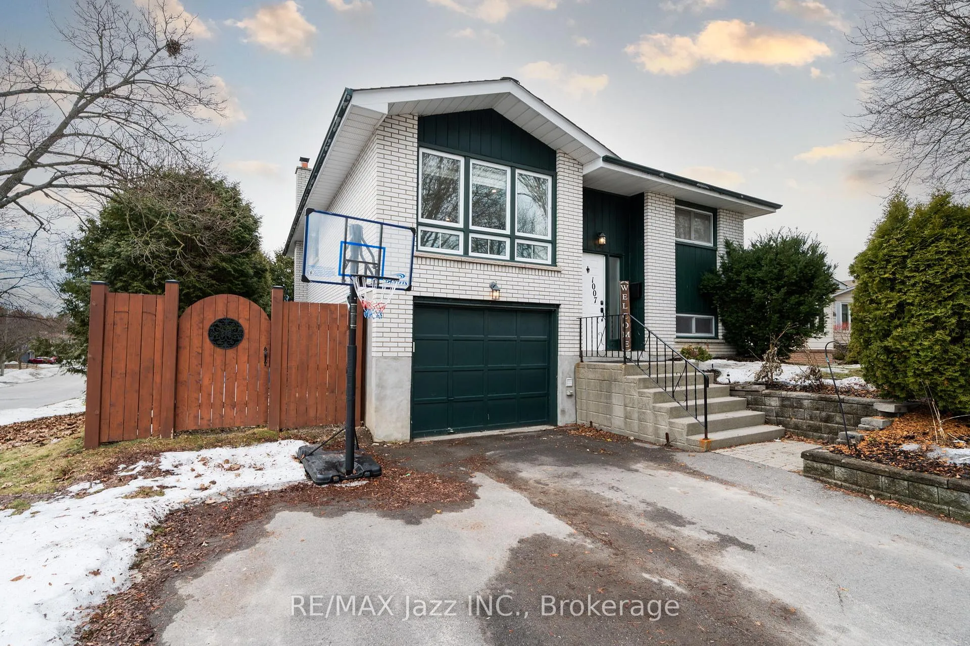 Photo 2 of 1007 Cardinal Court, Oshawa, Eastdale — HOMEH