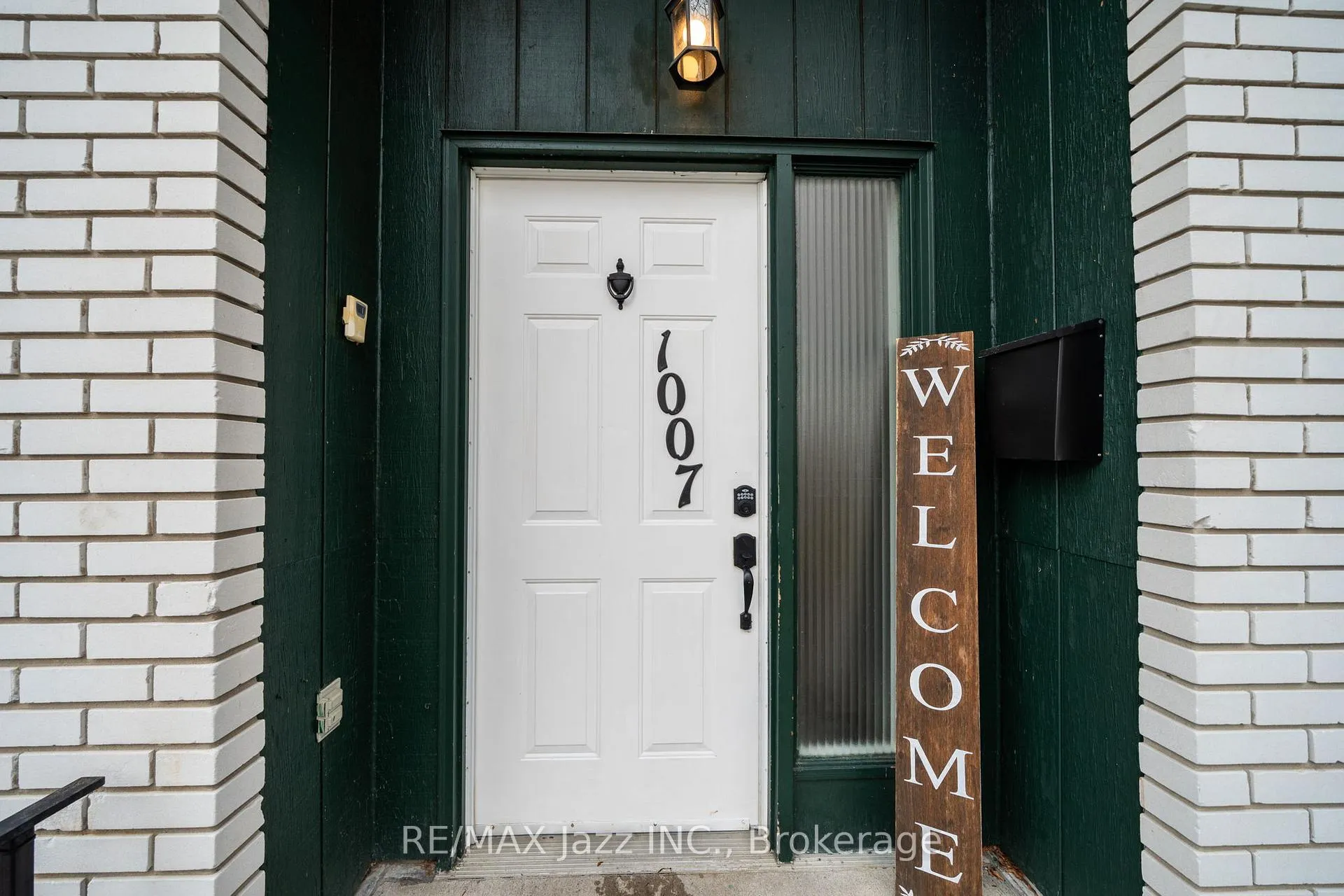 Photo 3 of 1007 Cardinal Court, Oshawa, Eastdale — HOMEH