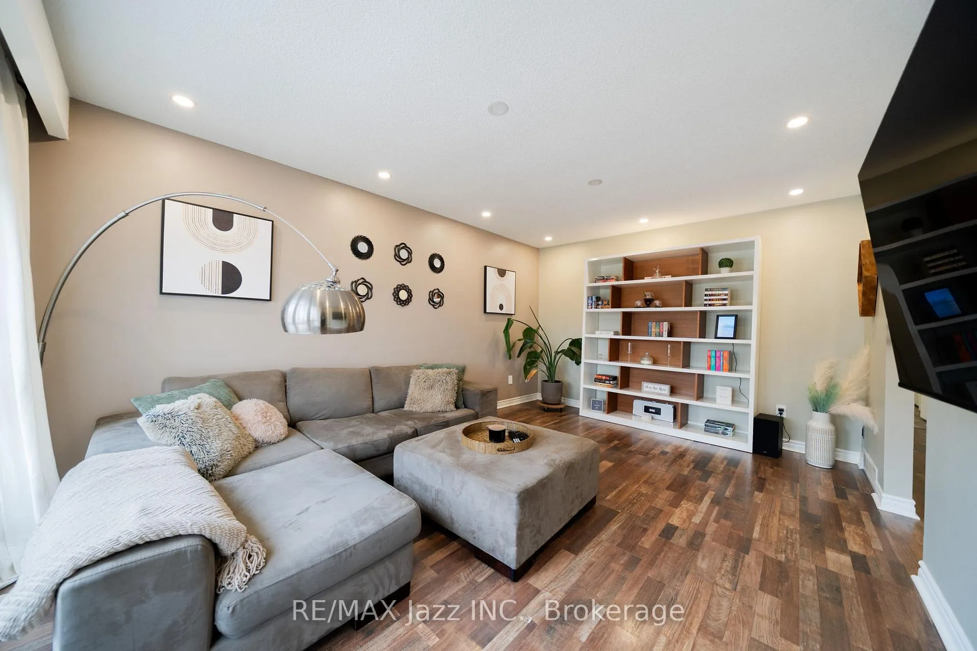 Photo 6 of 1007 Cardinal Court, Oshawa, Eastdale — HOMEH