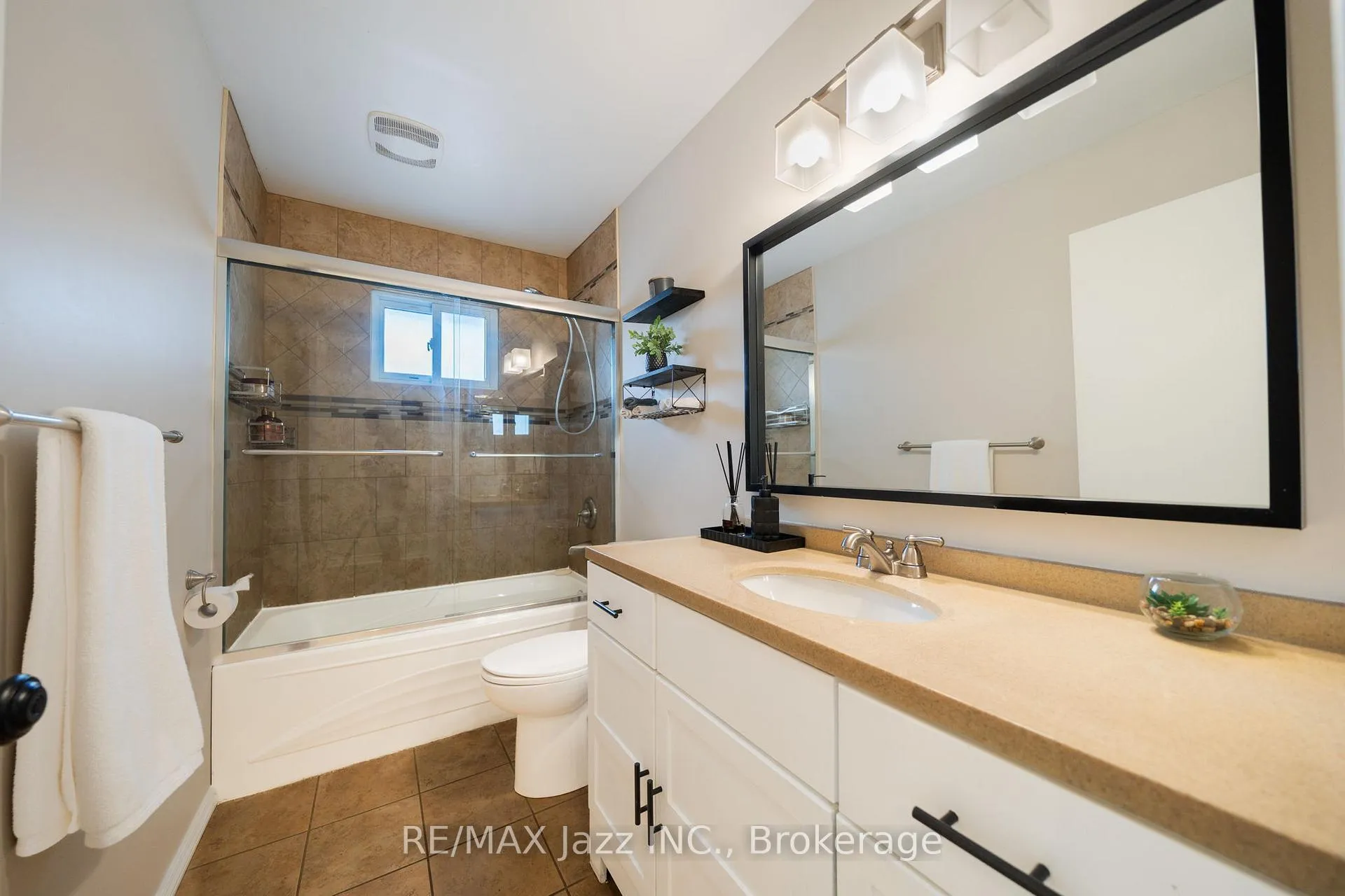 Photo 16 of 1007 Cardinal Court, Oshawa, Eastdale — HOMEH