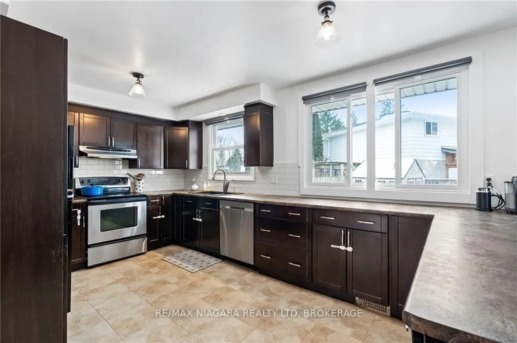 Photo 9 of 49 Royal Oak Drive, St. Catharines, Martindale Pond — HOMEH