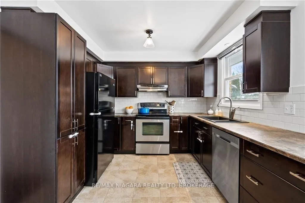 Photo 10 of 49 Royal Oak Drive, St. Catharines, Martindale Pond — HOMEH