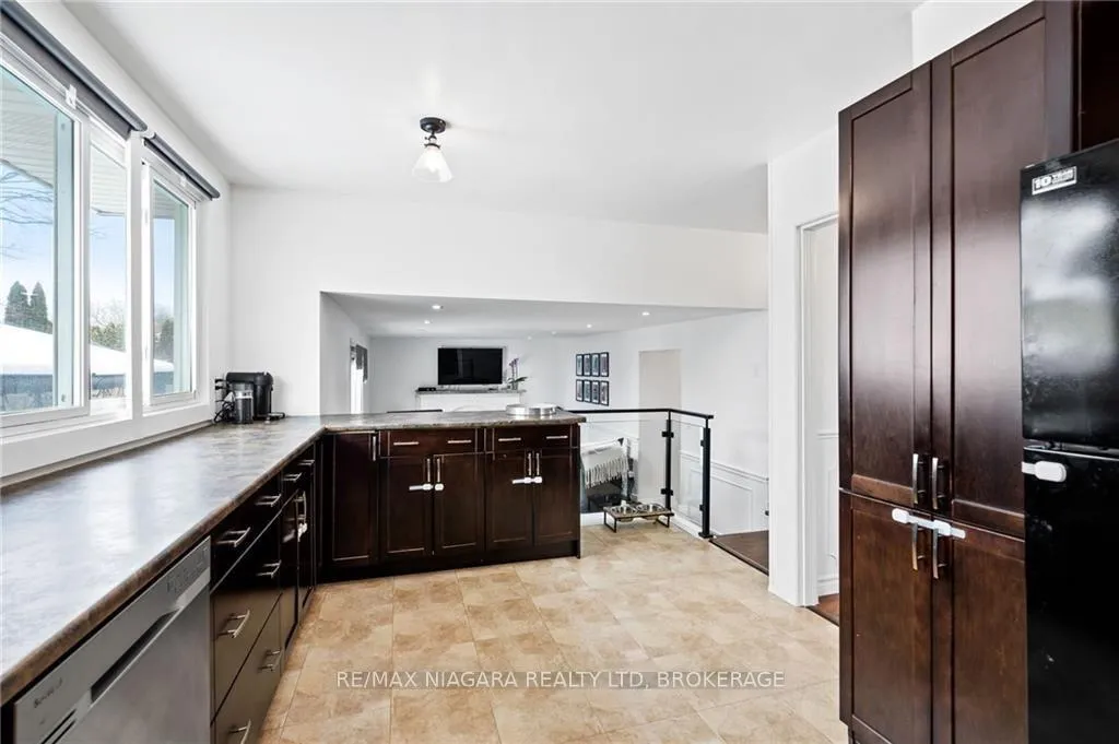 Photo 11 of 49 Royal Oak Drive, St. Catharines, Martindale Pond — HOMEH