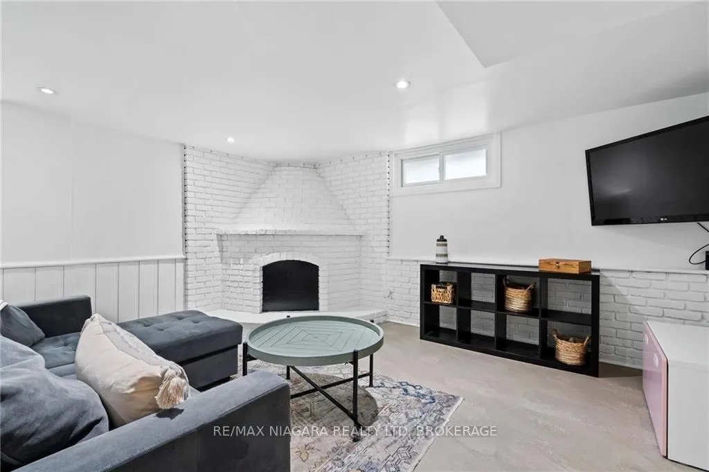 Photo 24 of 49 Royal Oak Drive, St. Catharines, Martindale Pond — HOMEH