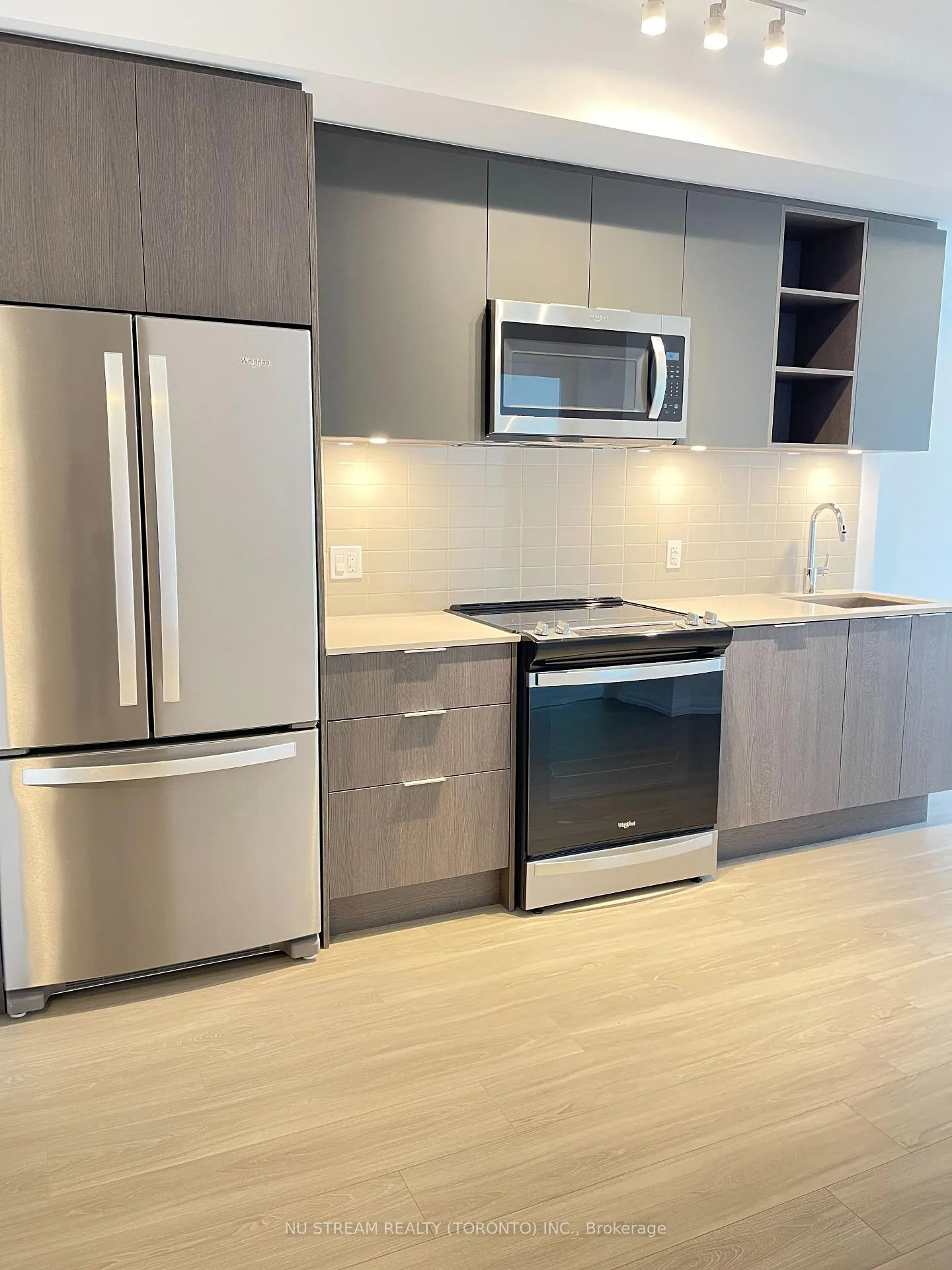 Photo 4 of Unit 914, 50 Dunfield Avenue E, Toronto, Mount Pleasant West — HOMEH