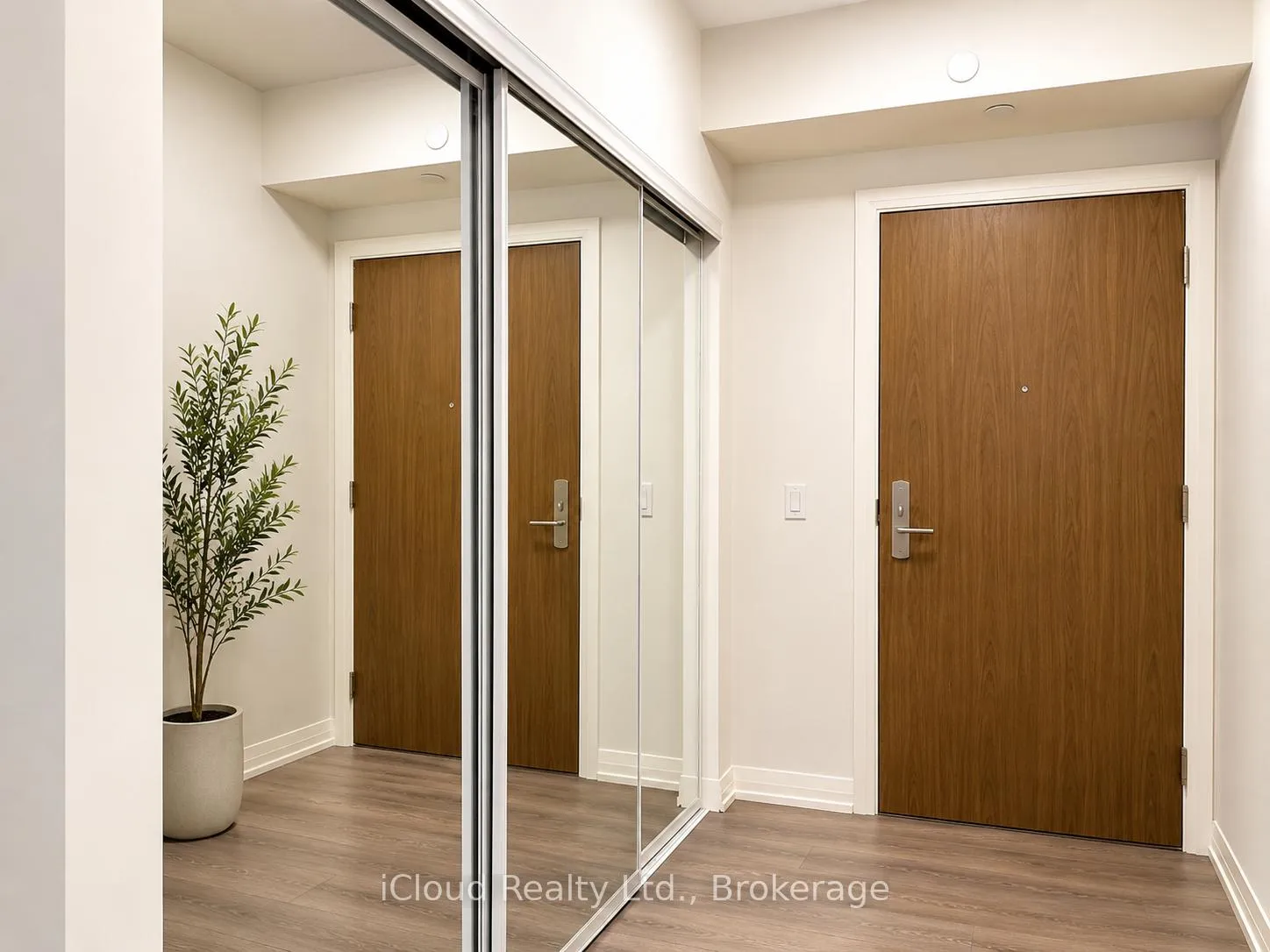 Photo 4 of Unit 404, 27 Korda Gate, Vaughan, Vellore Village — HOMEH