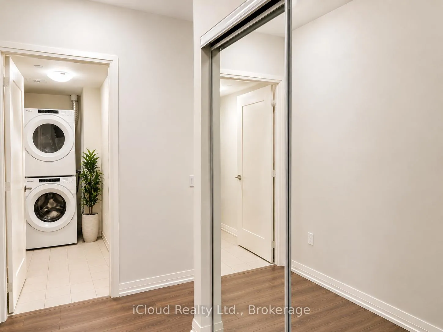 Photo 5 of Unit 404, 27 Korda Gate, Vaughan, Vellore Village — HOMEH