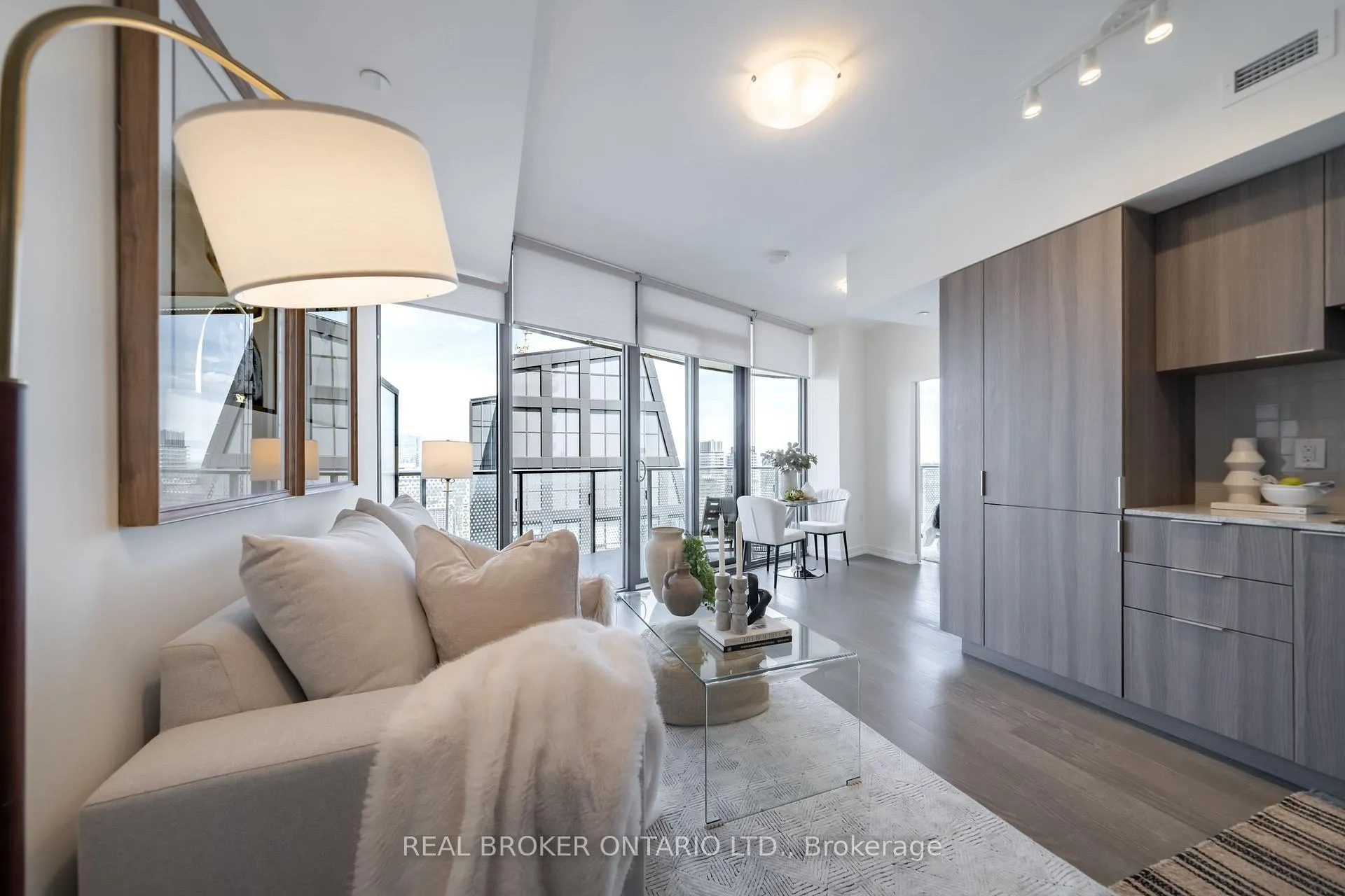Photo 6 of Unit 5611, 11 Wellesley Street W, Toronto, Bay Street Corridor — HOMEH