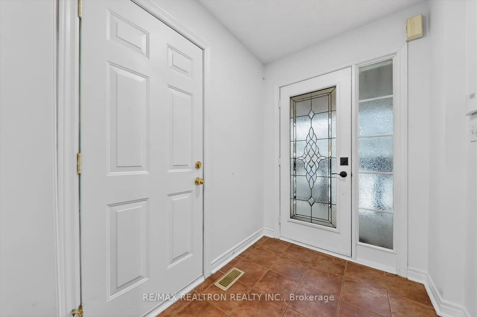 Photo 5 of 14 Sinden Drive, Whitby, Brooklin — HOMEH