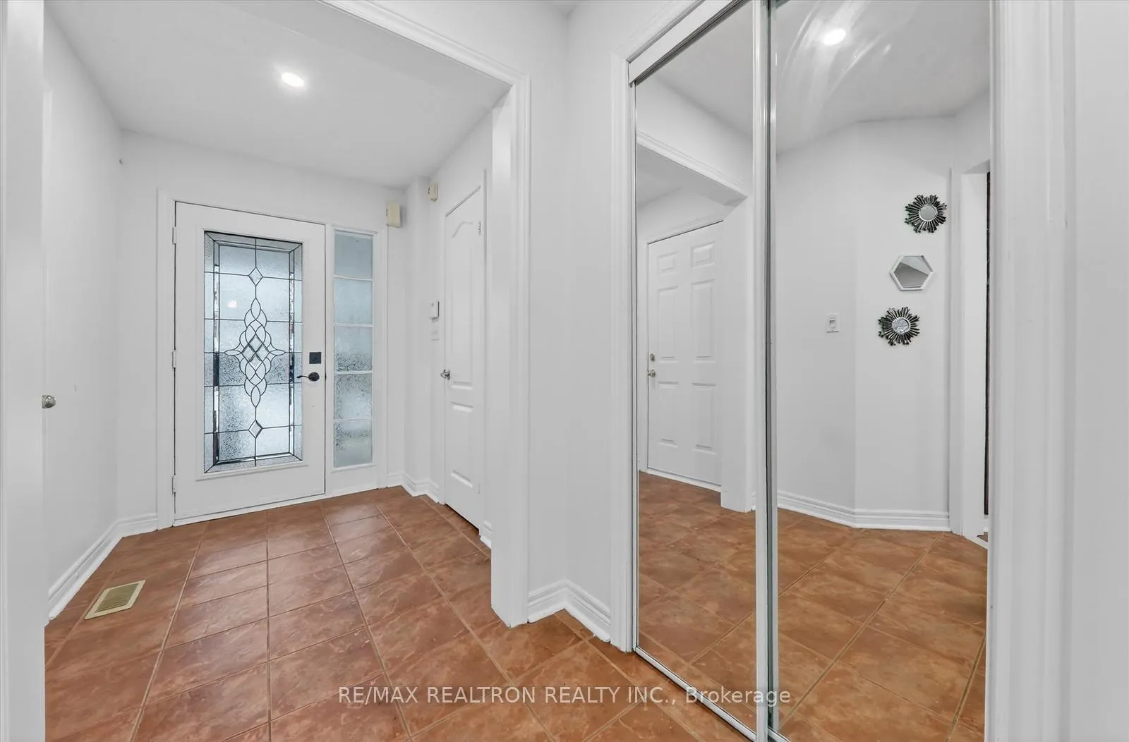 Photo 7 of 14 Sinden Drive, Whitby, Brooklin — HOMEH