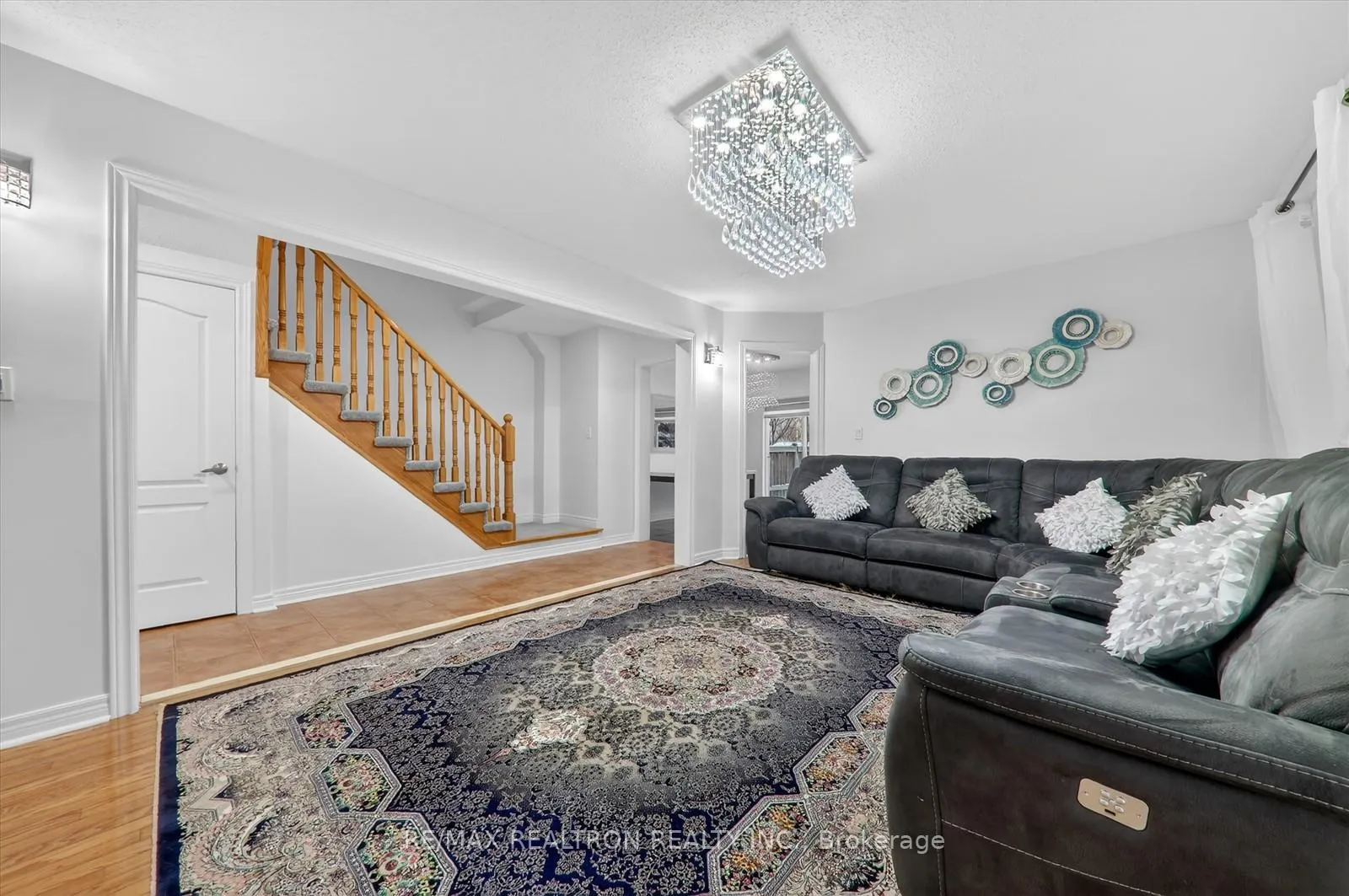 Photo 9 of 14 Sinden Drive, Whitby, Brooklin — HOMEH