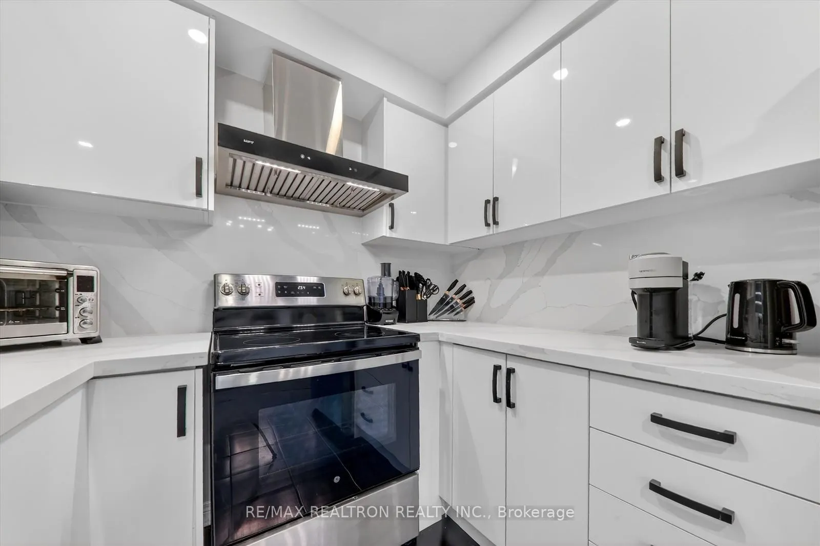 Photo 16 of 14 Sinden Drive, Whitby, Brooklin — HOMEH