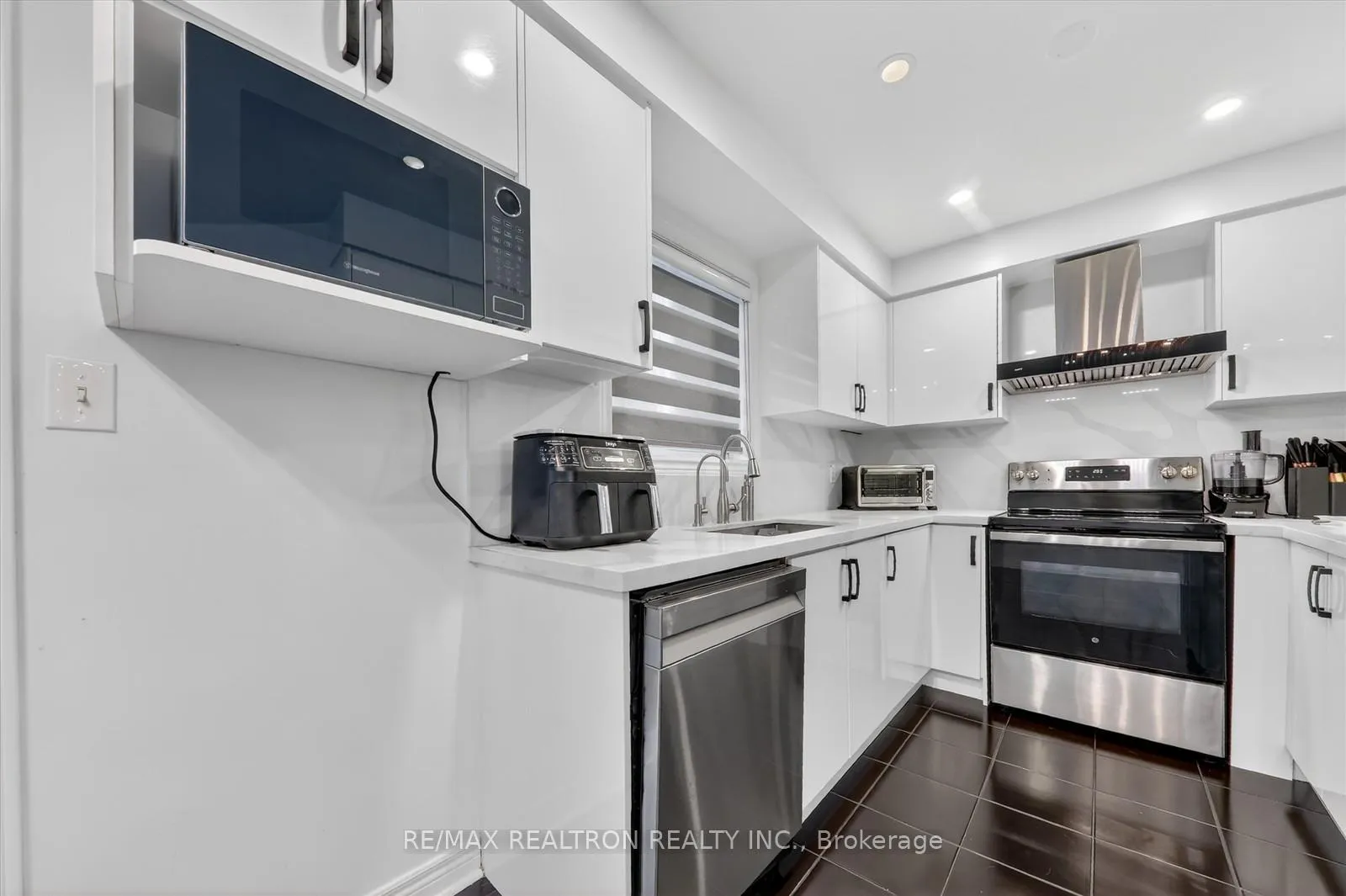 Photo 17 of 14 Sinden Drive, Whitby, Brooklin — HOMEH