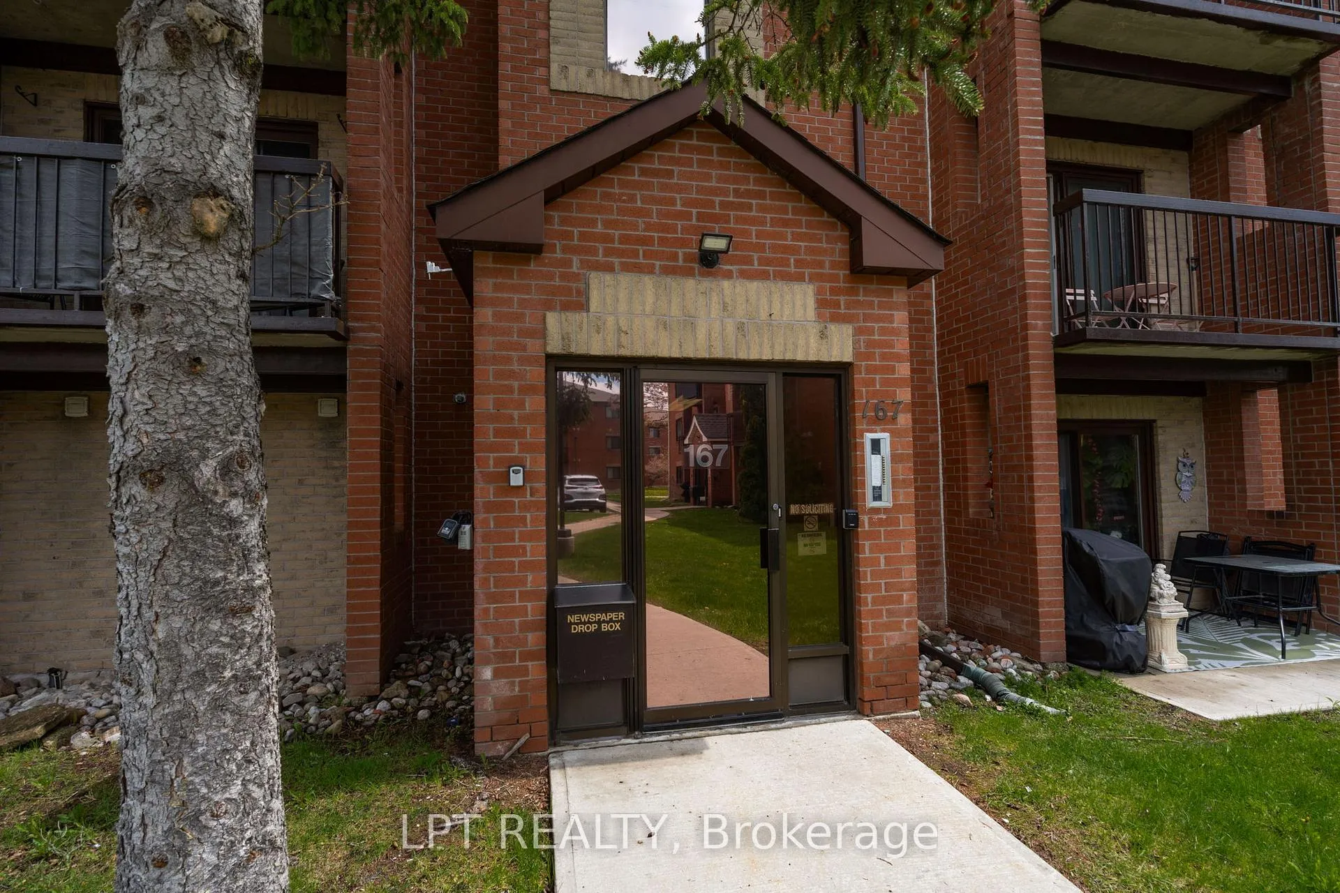 Photo 2 of Unit E11, 167 Edgehill Drive, Barrie, Letitia Heights — HOMEH