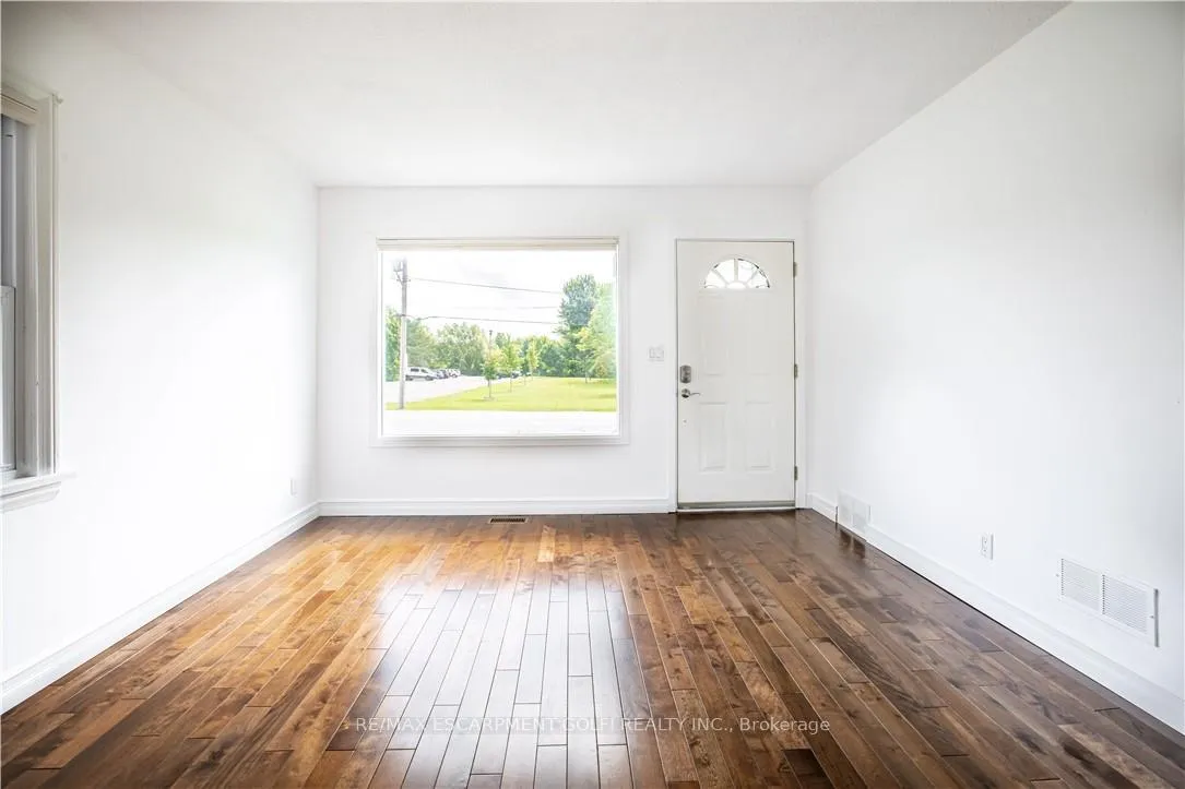 Photo 3 of Unit UPPER, 521 South Pelham Road, Welland, West Welland — HOMEH