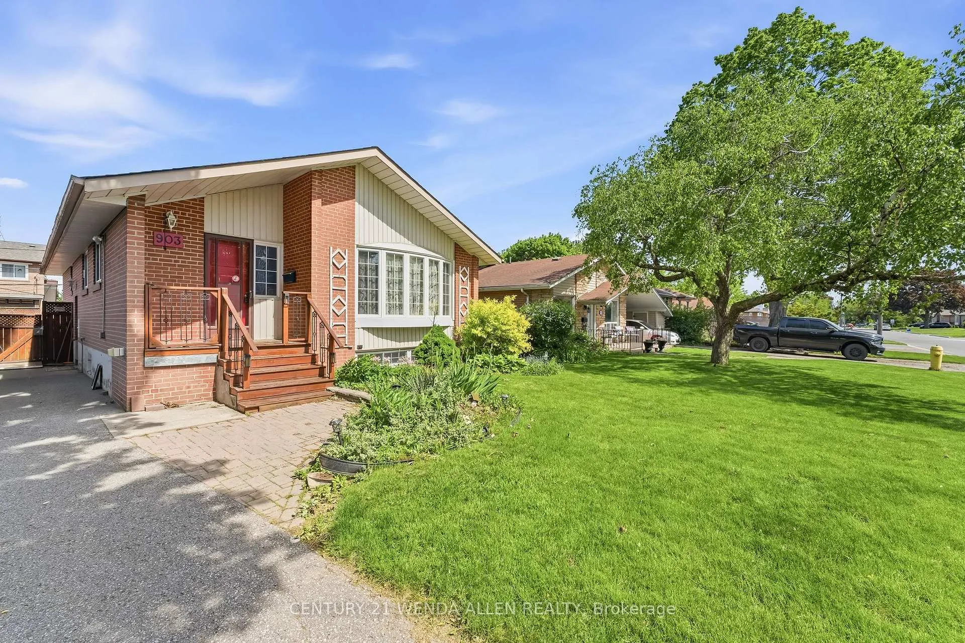 Photo 2 of 903 Grenoble Boulevard, Pickering, Bay Ridges — HOMEH
