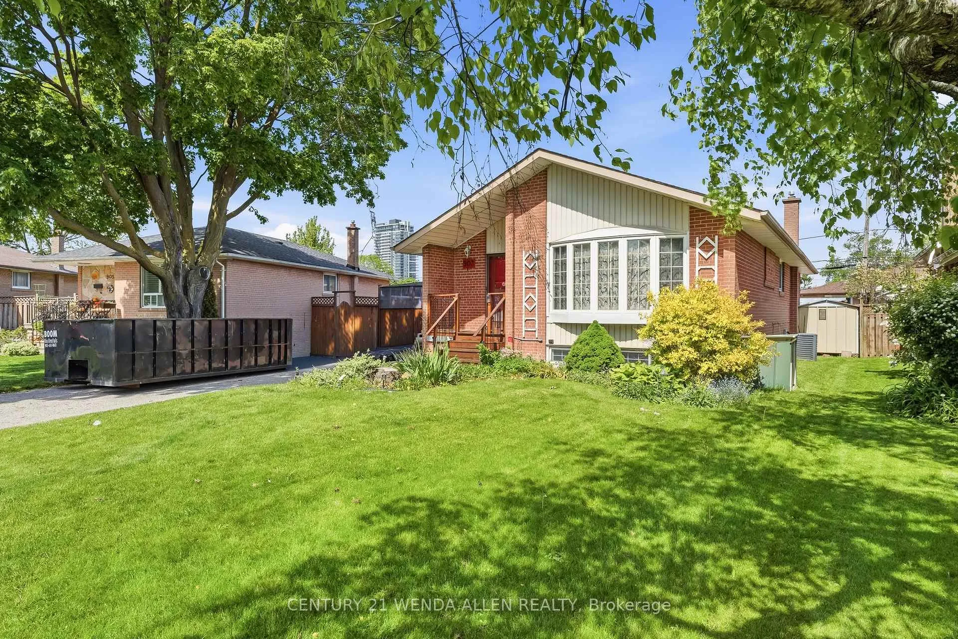 Photo 3 of 903 Grenoble Boulevard, Pickering, Bay Ridges — HOMEH
