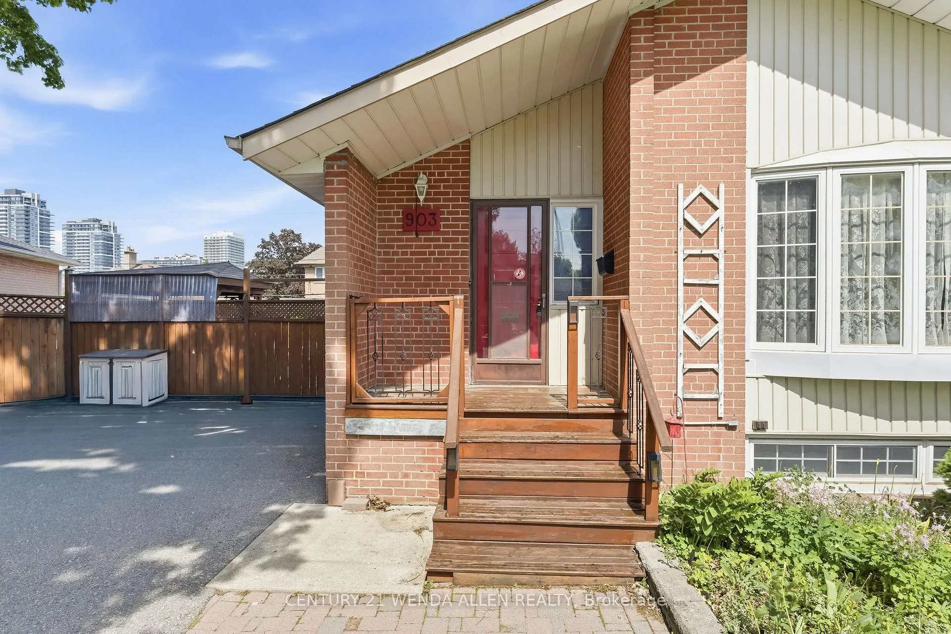 Photo 4 of 903 Grenoble Boulevard, Pickering, Bay Ridges — HOMEH