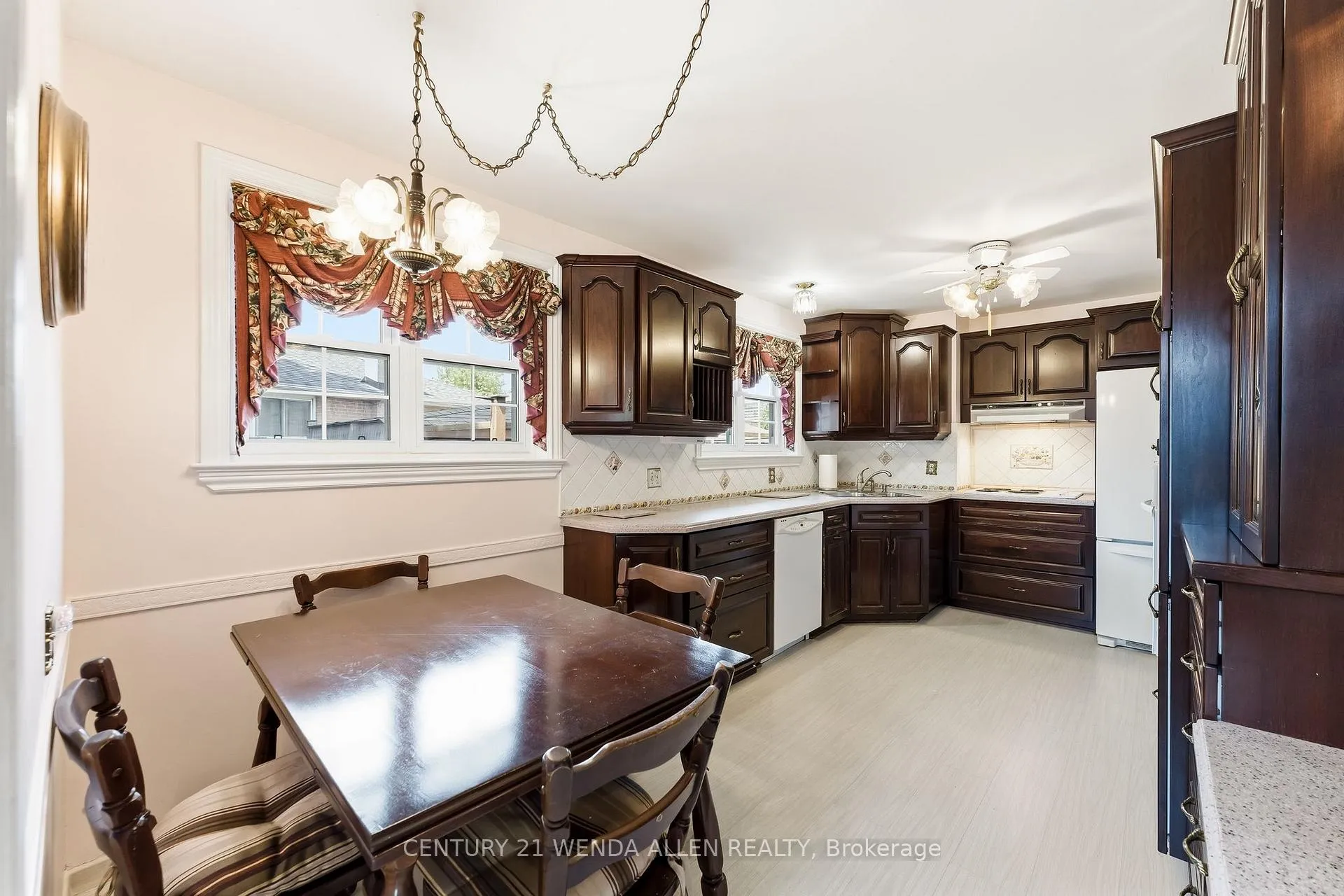 Photo 5 of 903 Grenoble Boulevard, Pickering, Bay Ridges — HOMEH