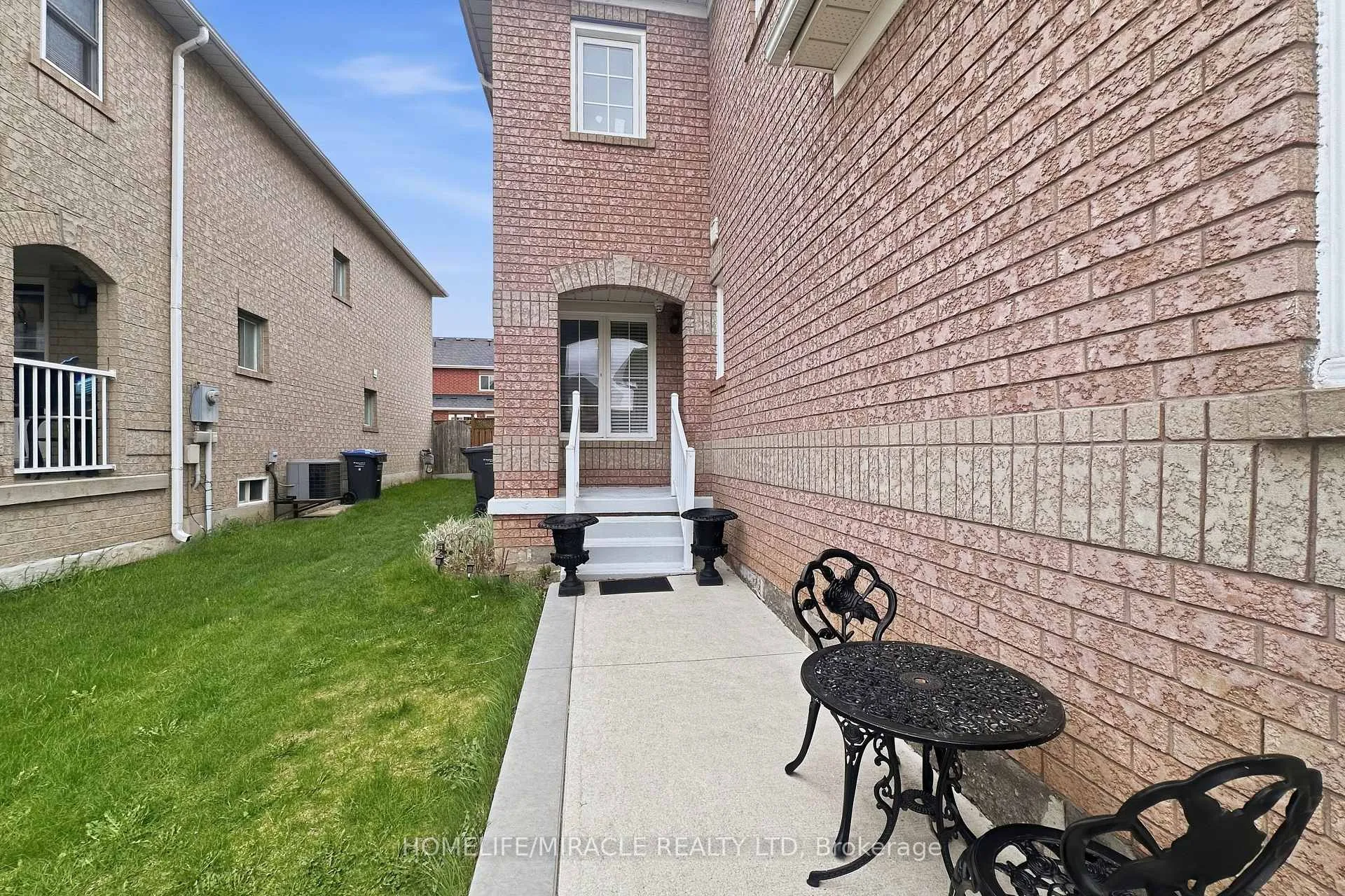 Photo 2 of 37 Prairie Rose Circle, Brampton, Sandringham-Wellington — HOMEH