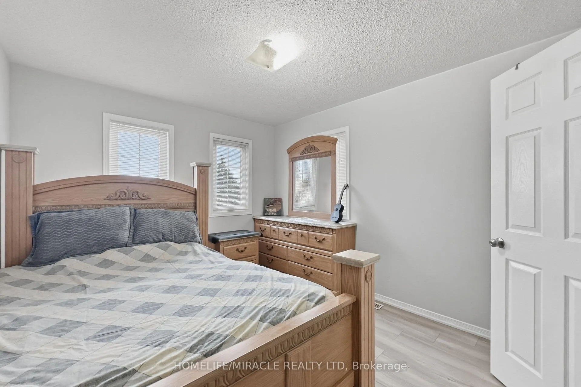 Photo 19 of 37 Prairie Rose Circle, Brampton, Sandringham-Wellington — HOMEH