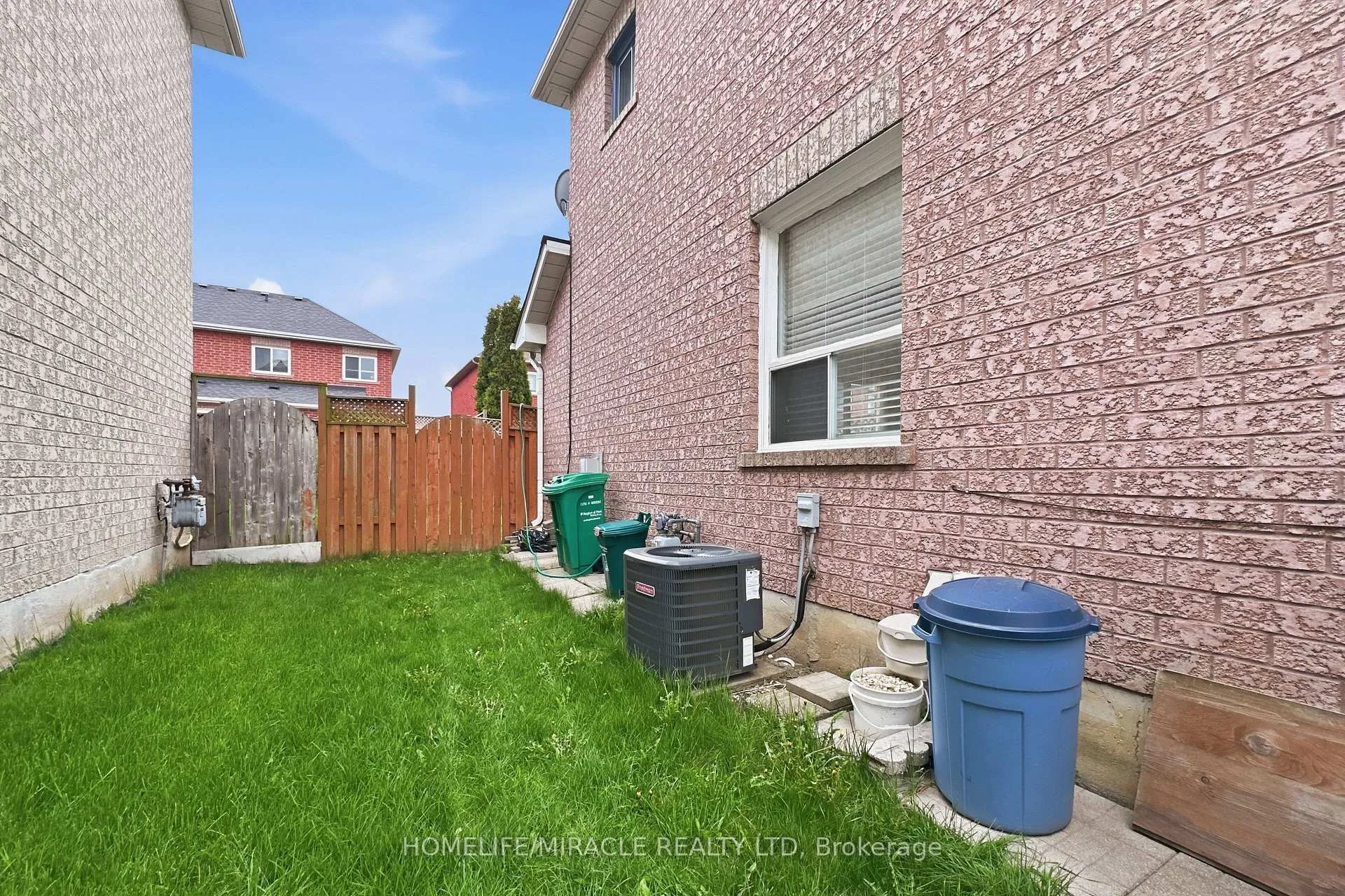 Photo 30 of 37 Prairie Rose Circle, Brampton, Sandringham-Wellington — HOMEH