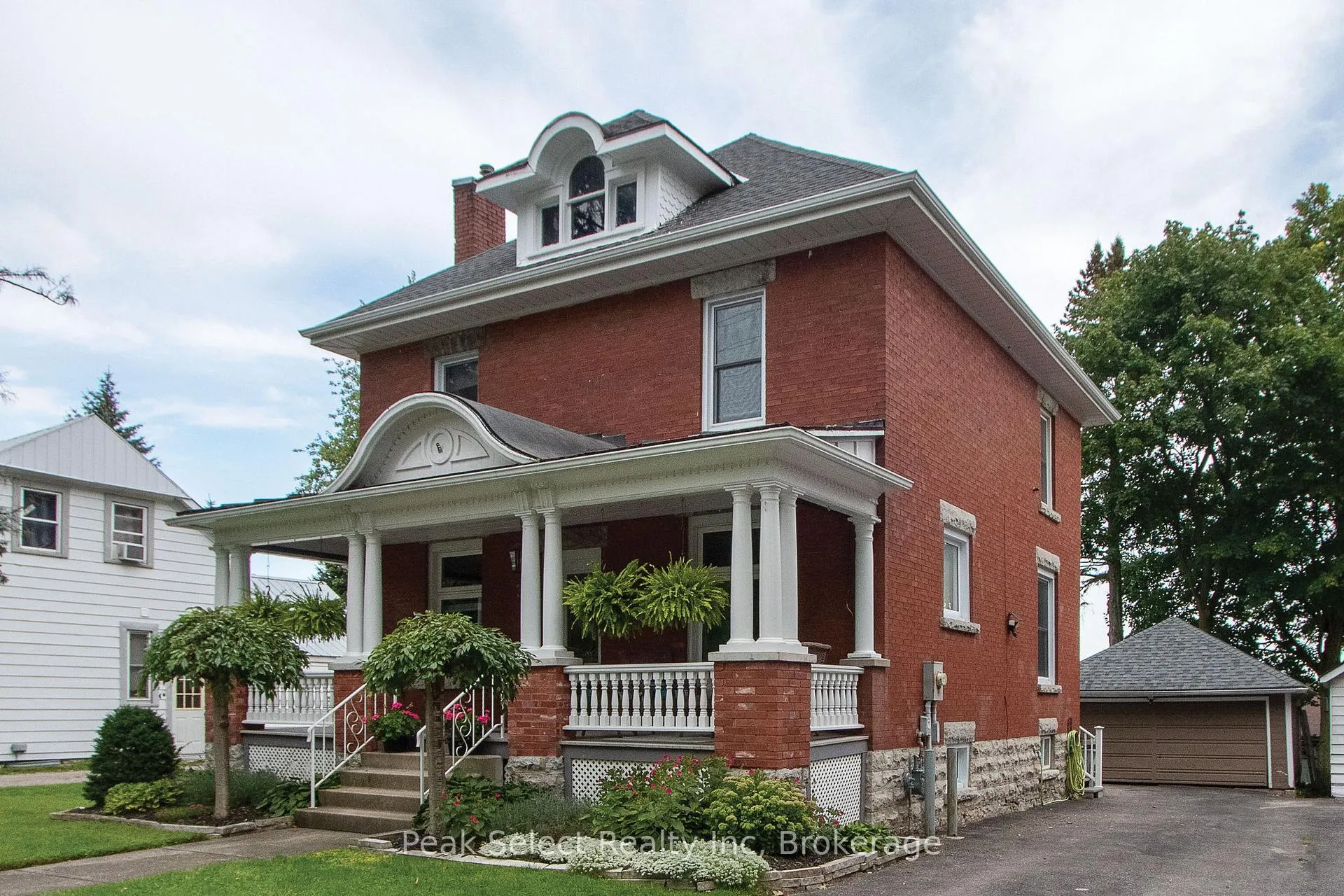 Photo of 395 Queen Street E
