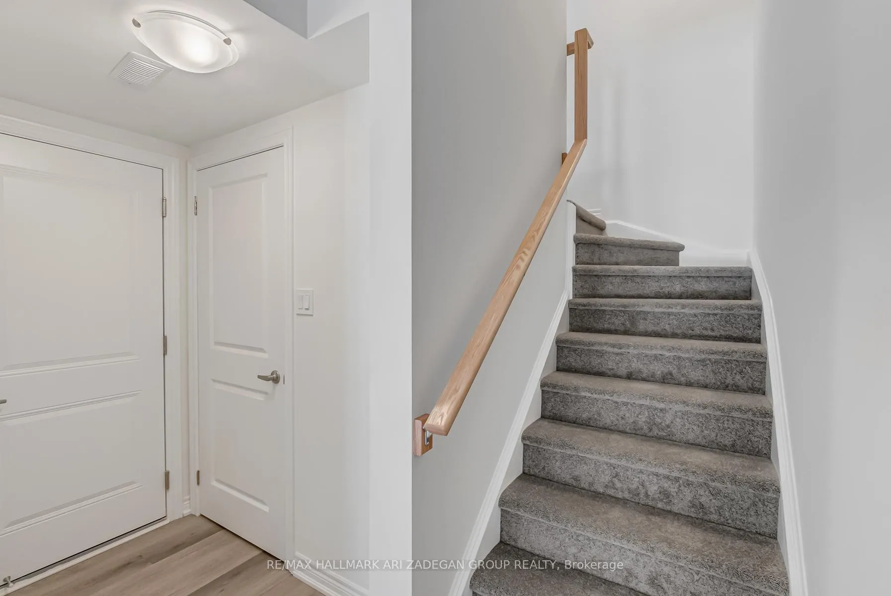 Photo 4 of 61 Dryden Lane, Hamilton, McQuesten — HOMEH