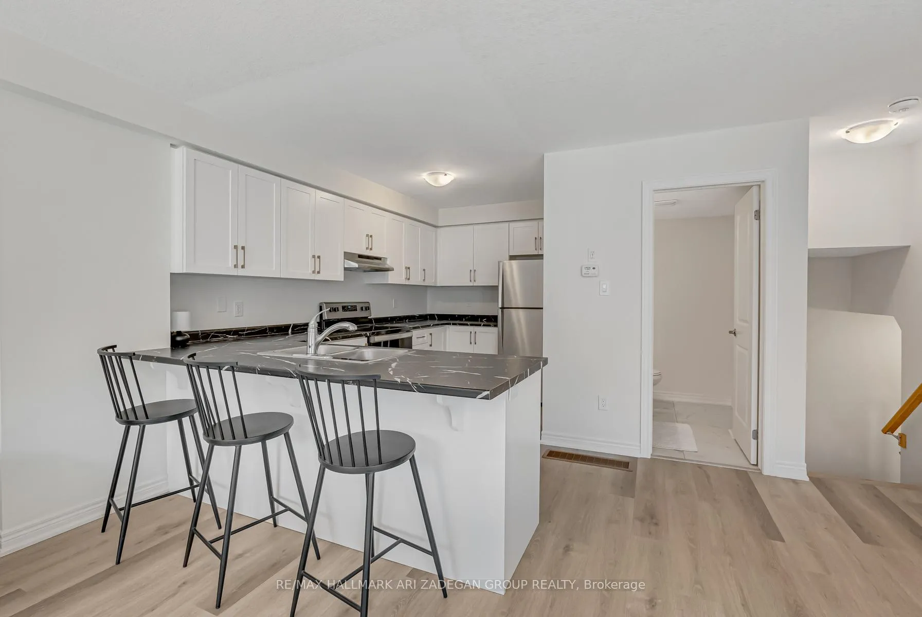 Photo 8 of 61 Dryden Lane, Hamilton, McQuesten — HOMEH